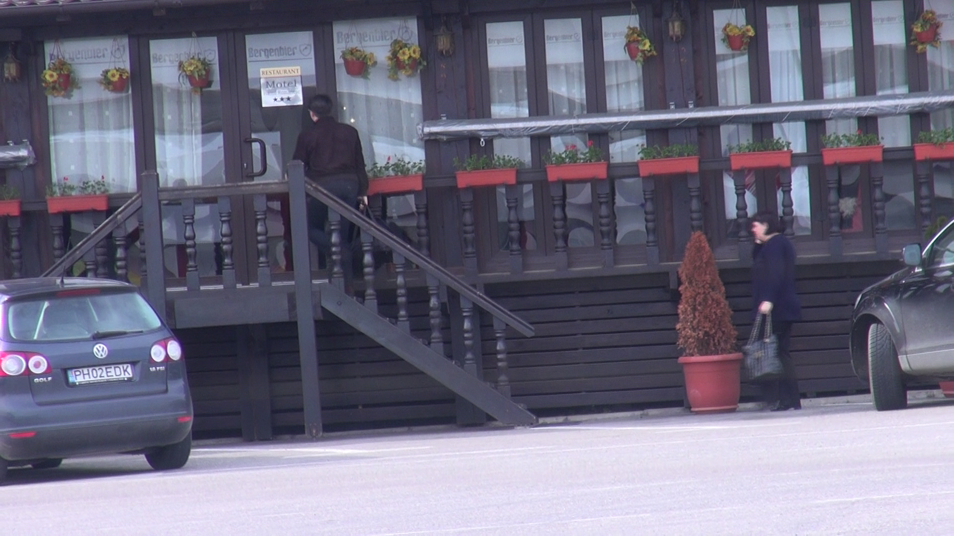 Prins in ganduri, Fuego nu prea e atent la mama lui, care il urmeaza linistita catre intrarea intr-un restaurant