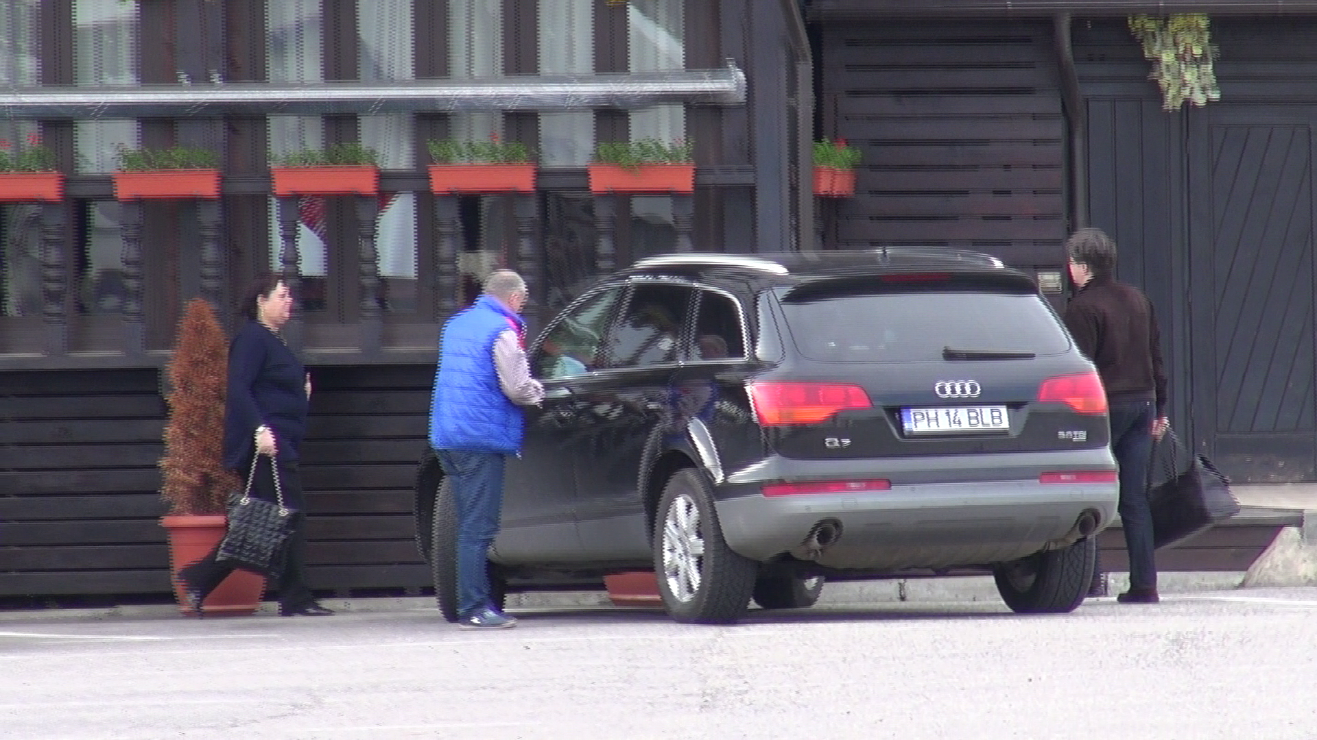 Si la iesirea din restaurant, Fuego nu e tocmai atent cu femeia care i-a dat viata. Se urca primul in masina, iar doamna Eugenia e nevoita sa se descurce singura