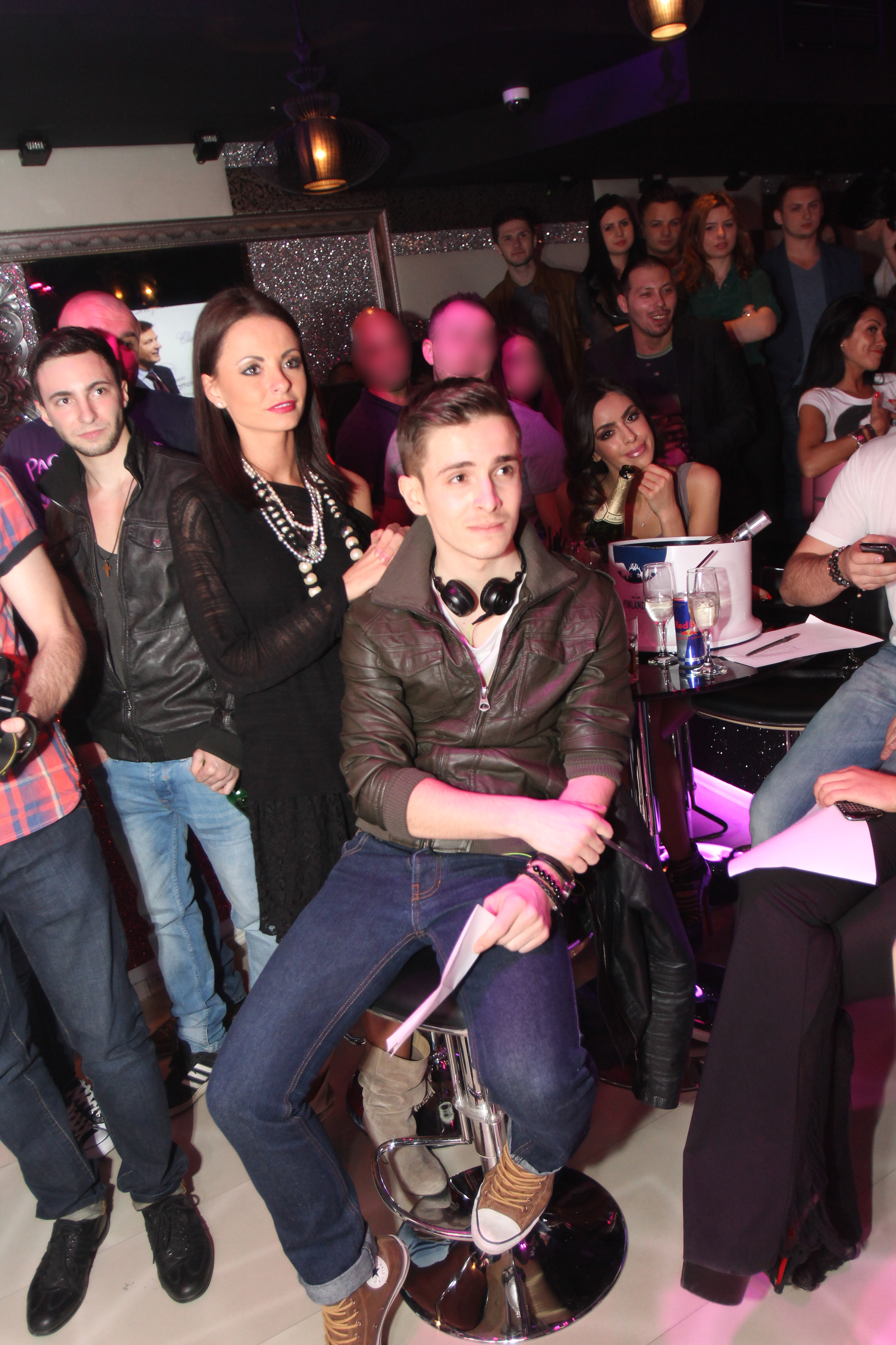 Juriul privea atent catre candidatele la miss