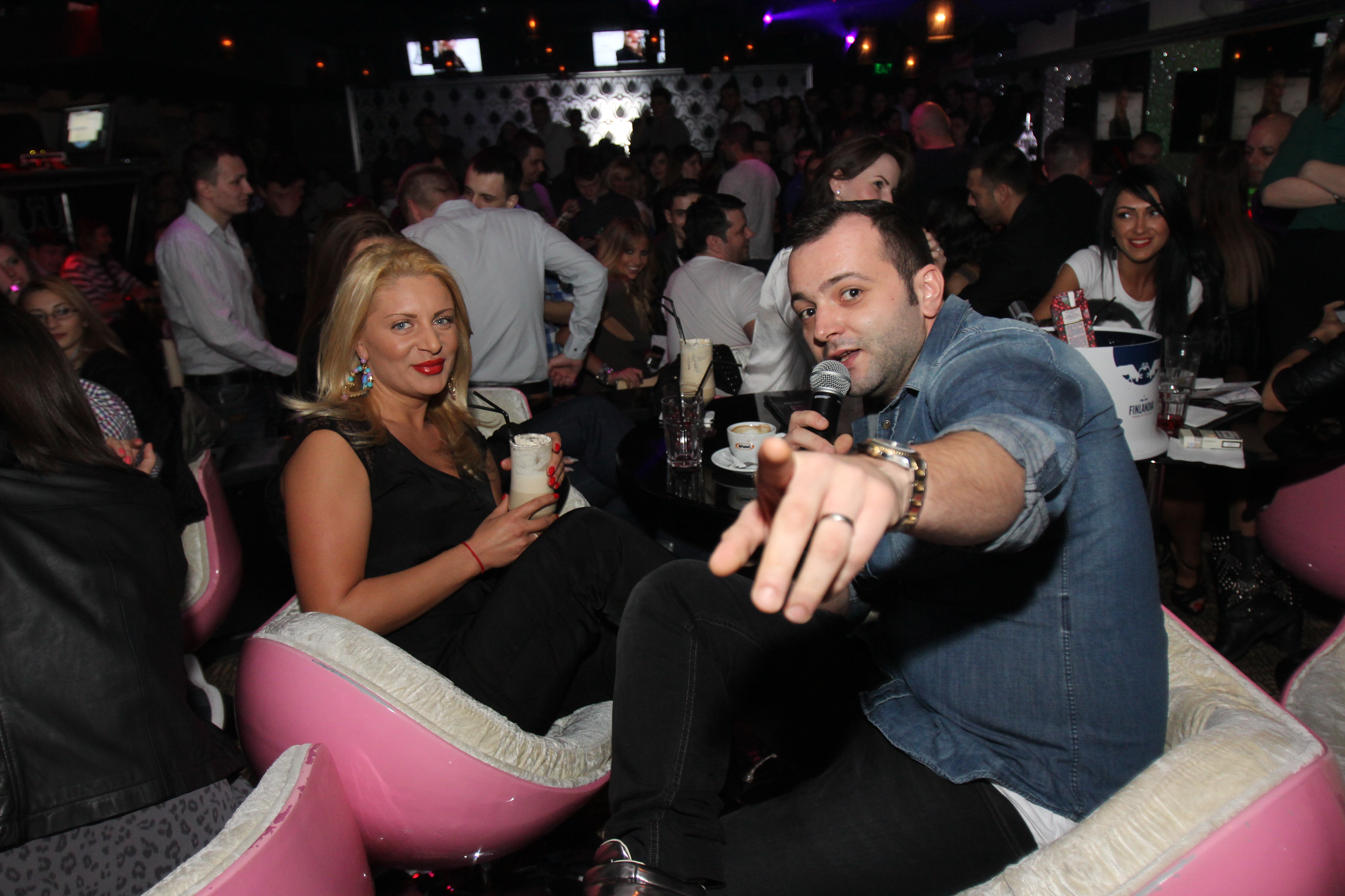 Tanara a vrut sa faca o poza cu moderatorul Tv