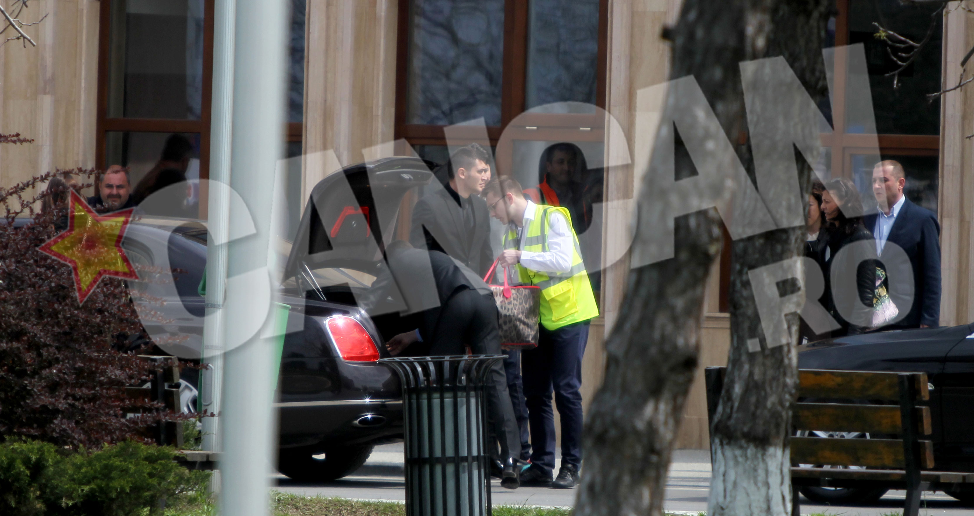 Cativa barbati au incarcat in viteza bagajele designerului si masinile si i-au organizat pe cei din staff-ul lui