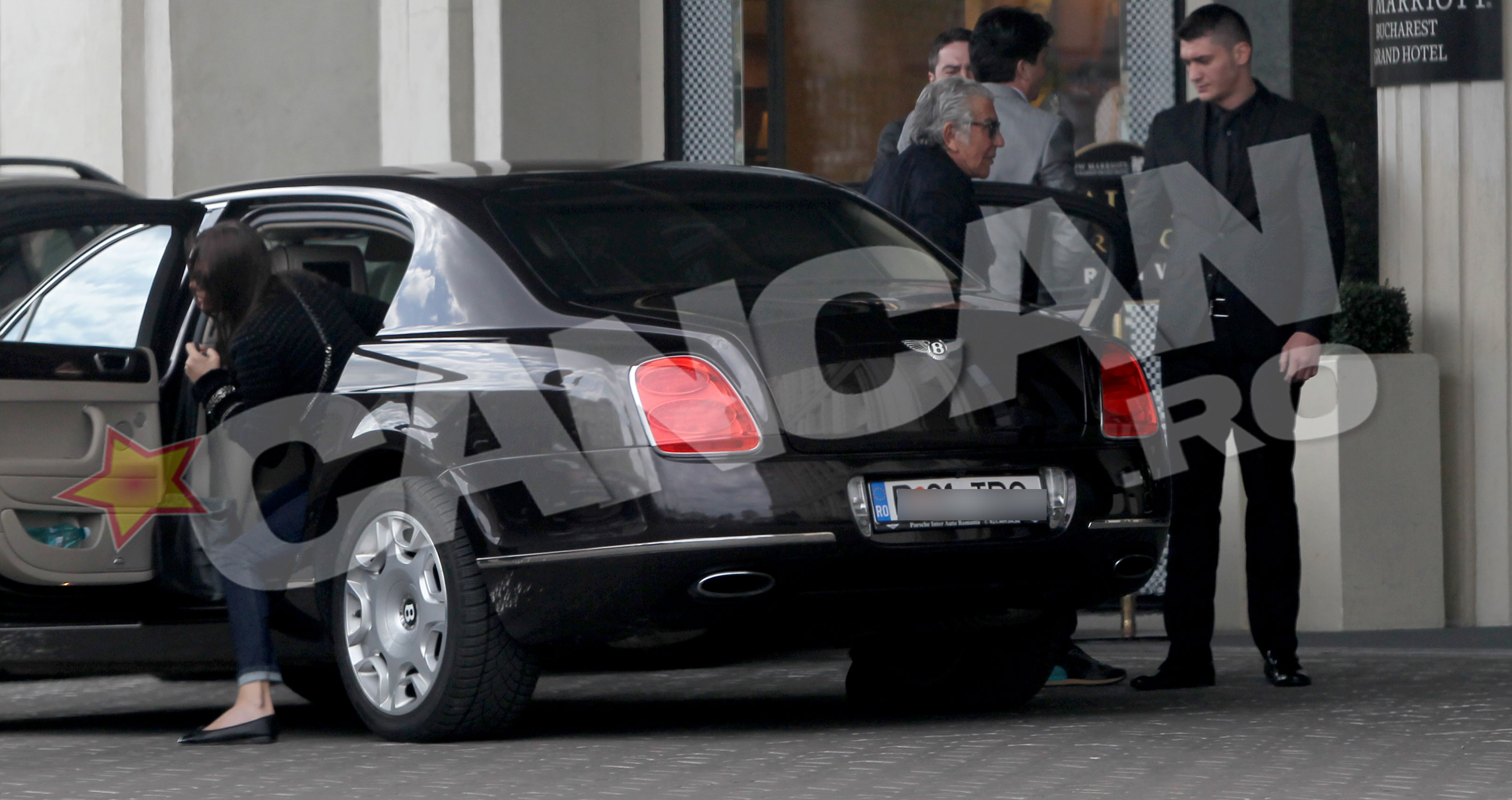 Designerul a ajuns la hotel cu o noua intarziere, a asteptat ca bagajele sa fie descarcate si a profitat de ragaz pentru a-si consulta telefonul