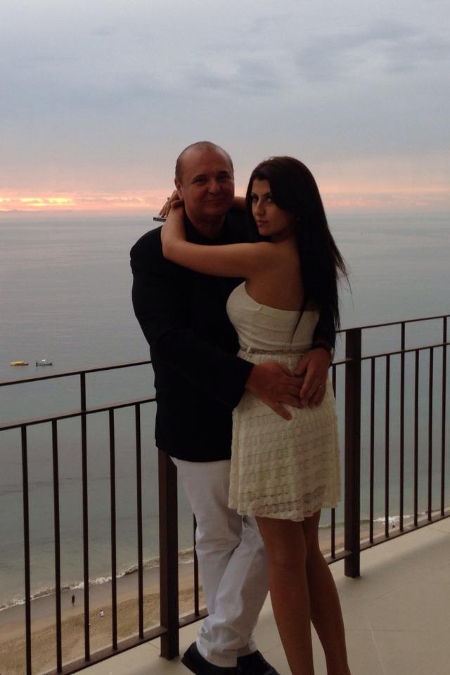 In timp ce iubita milionarului se afla in Romania, Nick locuieste in casa Anamaria Ferentz