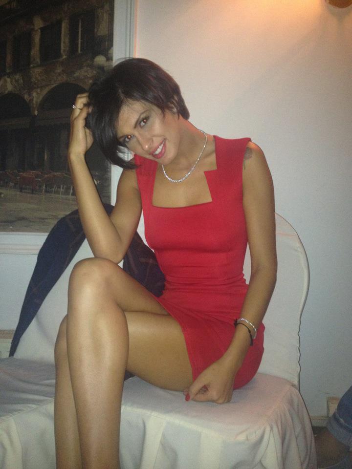 Bruneta poarta la gat si maini diamante veritabile