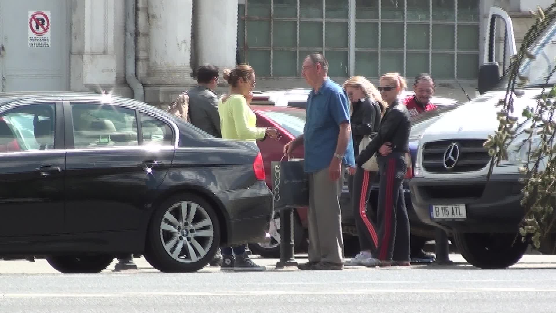Blondina i-a dat soferului de maxi taxi o punga, pe care acesta a dus-o unei rude de-a Roxanei din provincie