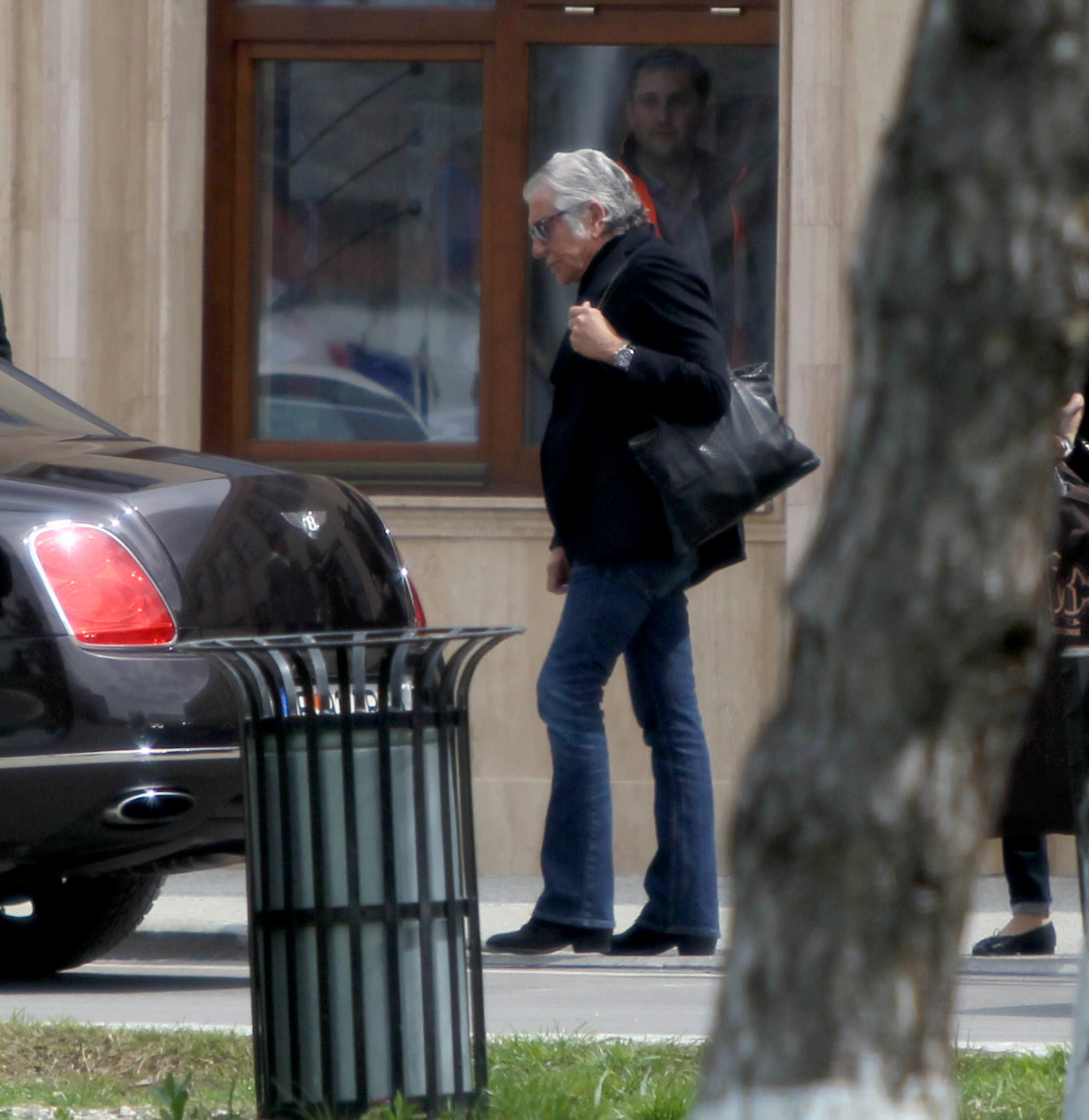 Designerul nu a petrecut decat 24 de ore in Romania