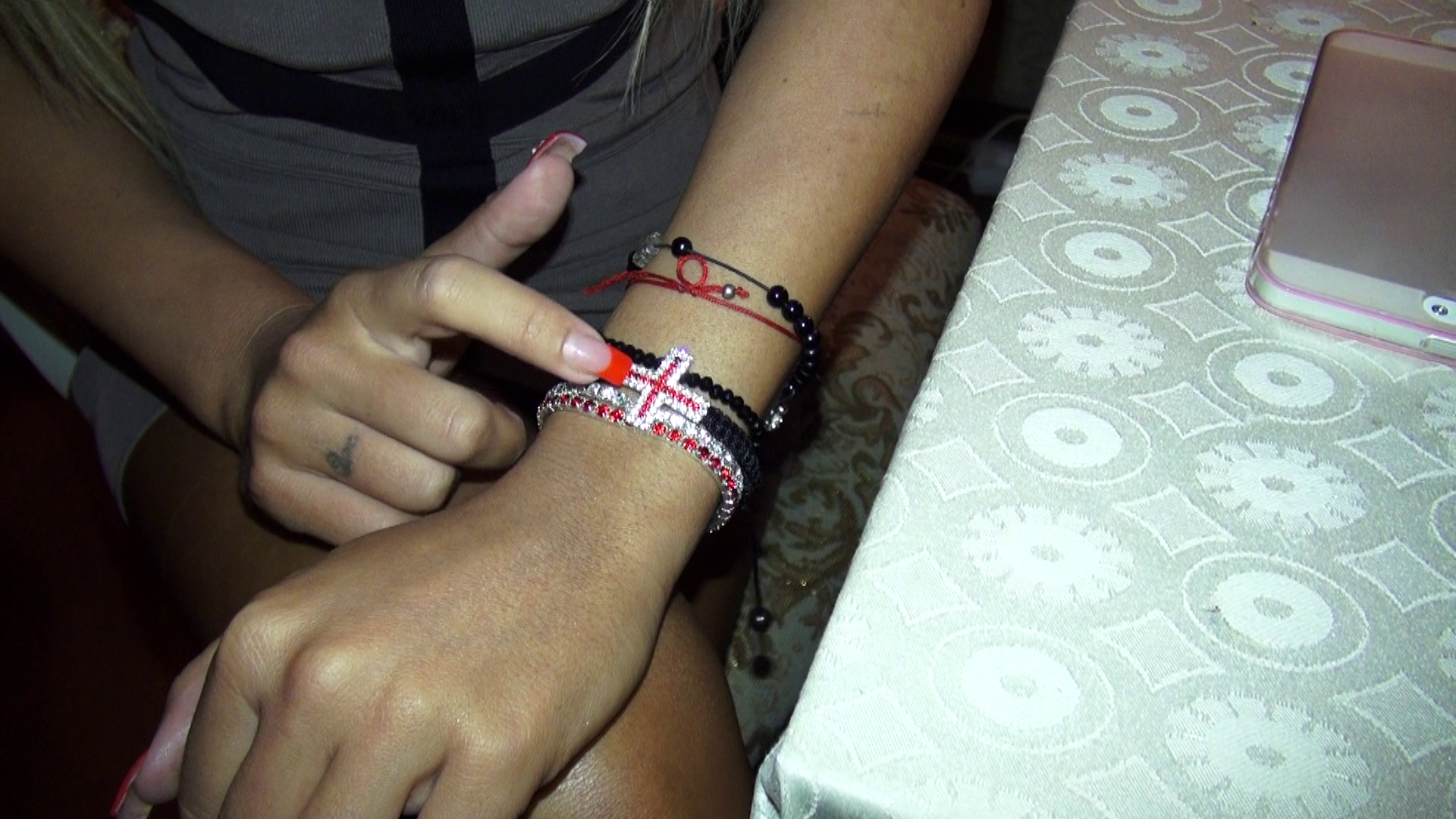 Blonda a explicat ce semnifica bratarile ei