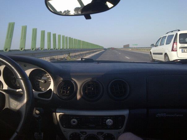 Inchipuitul baiat de bani gata conduce Ferrari-ul sub suta, 