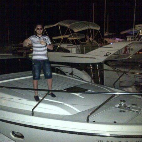 Versace se lauda ca a platit 7500 de euro ca sa se plimbe cu un iaht ancorat la doc