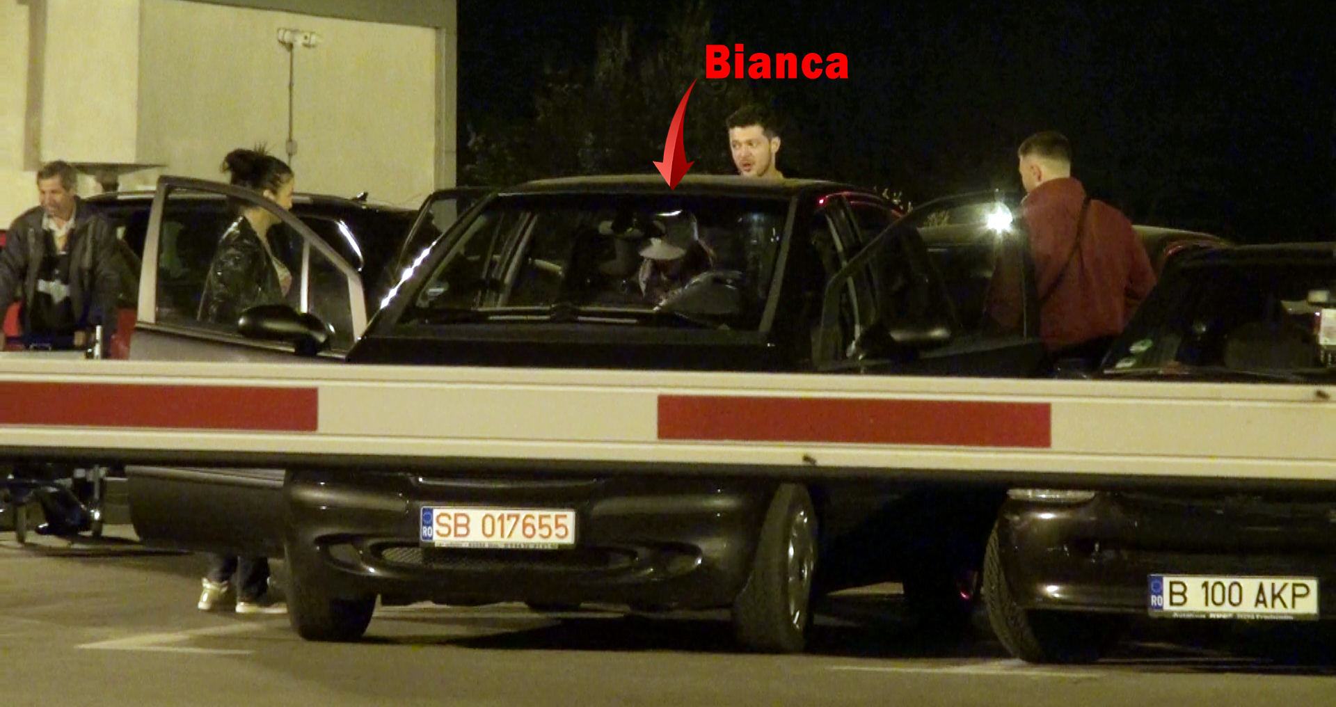 Bianca a iesit din aeroport cu o sapca indesata pe cap si s-a urcat in viteza in masina, in timp ce Slav, jovial, a ramas la taclale cu amicii care venisera sa-i conduca acasa