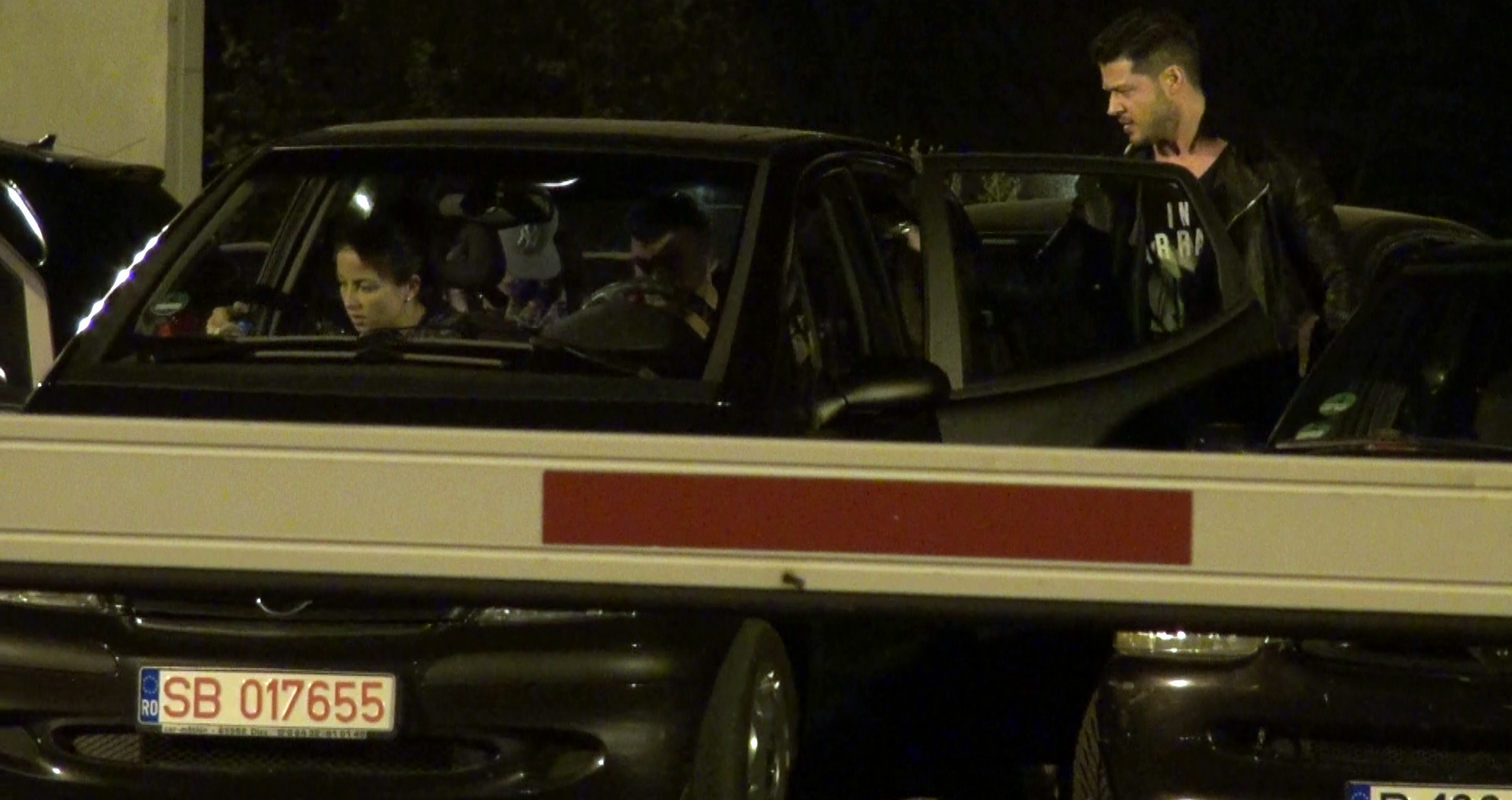 Dupa ce a terminat de incarcat bagajele, Slav s-a urcat pe bancheta din spate, langa Bianca