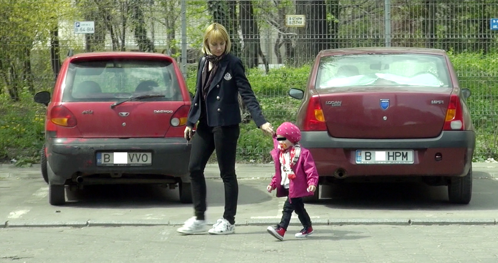 ... si-a luat fiica de-o manuta...