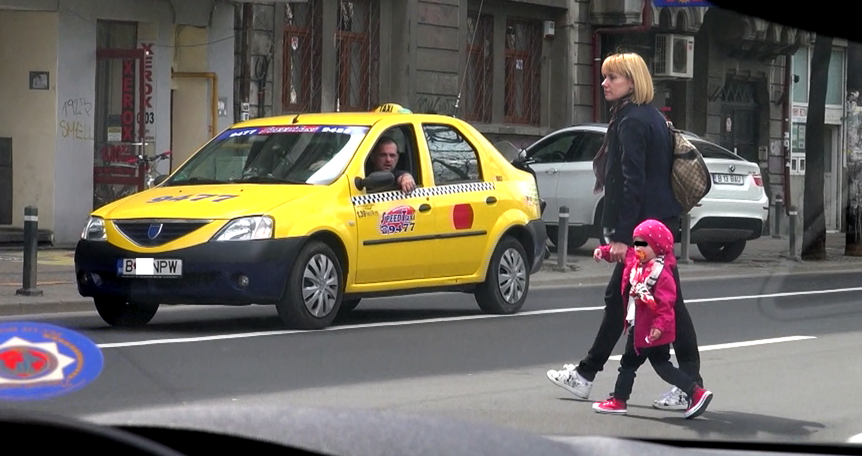 ... si, impreuna, s-au aventurat pe strada intens circulata.