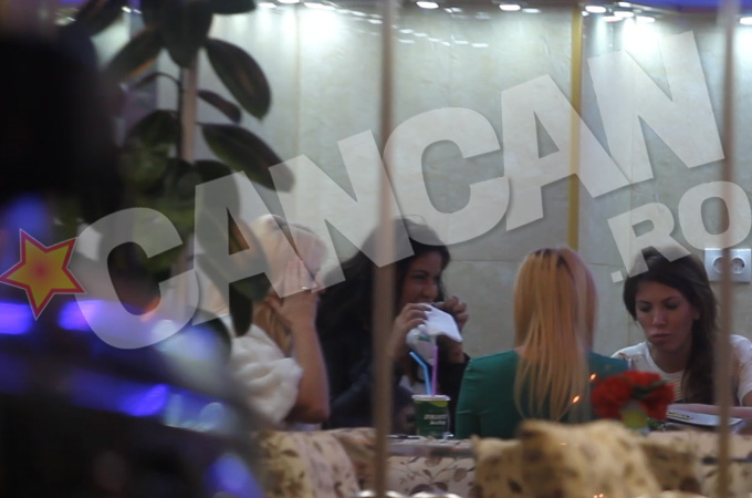 Dupa ce au lasat-o pe Andreea, fetele au mers la fast-food