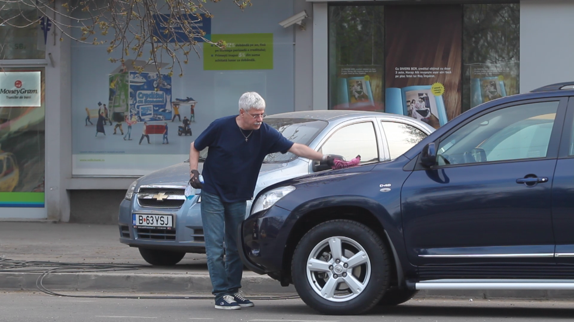 Inarmat cu toate cele trebuincioase, Visu se pune pe lustruit