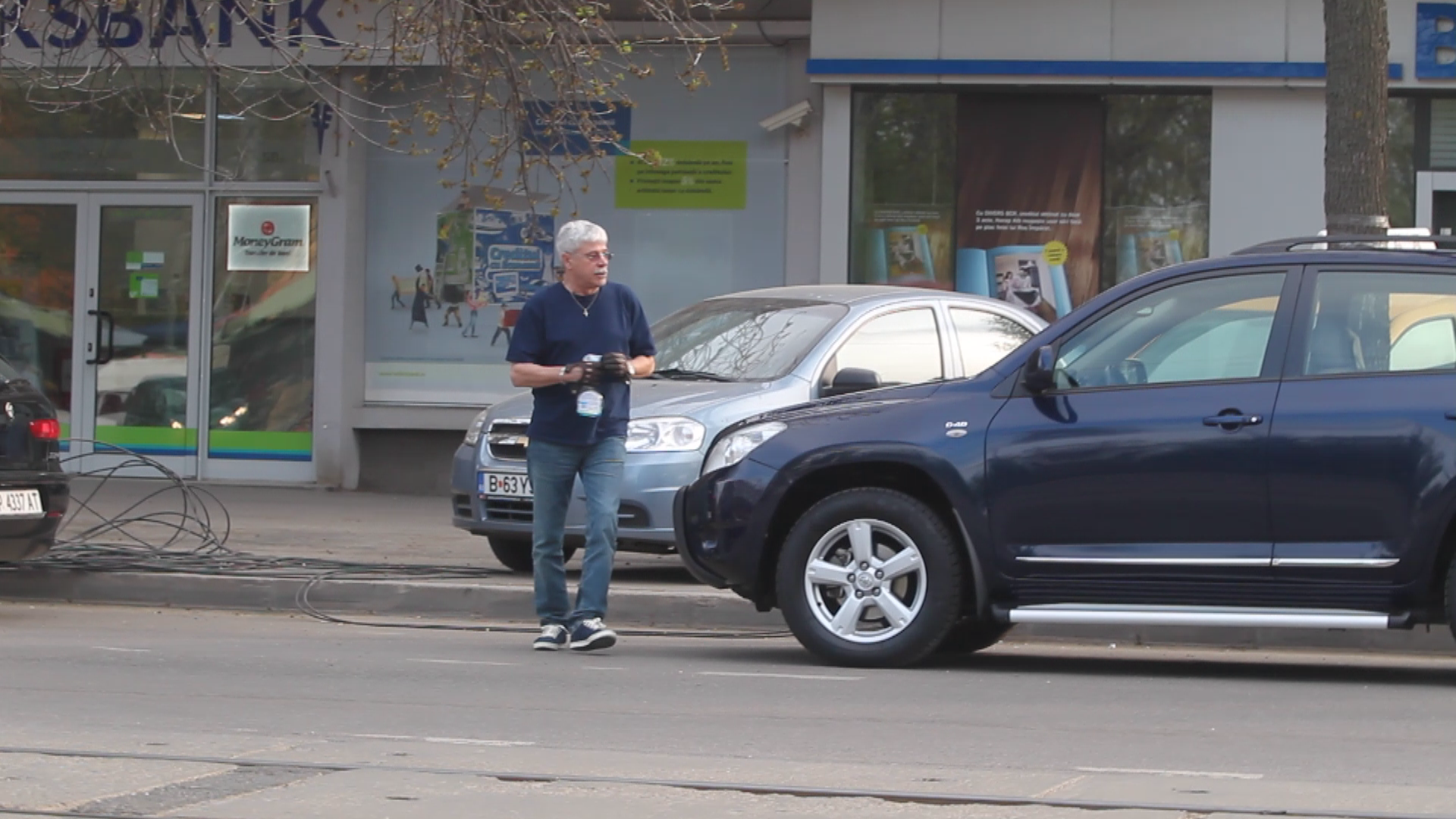 Dezarmat, renunta in fata petei incapatanate care nu se da duse de pe capota ei