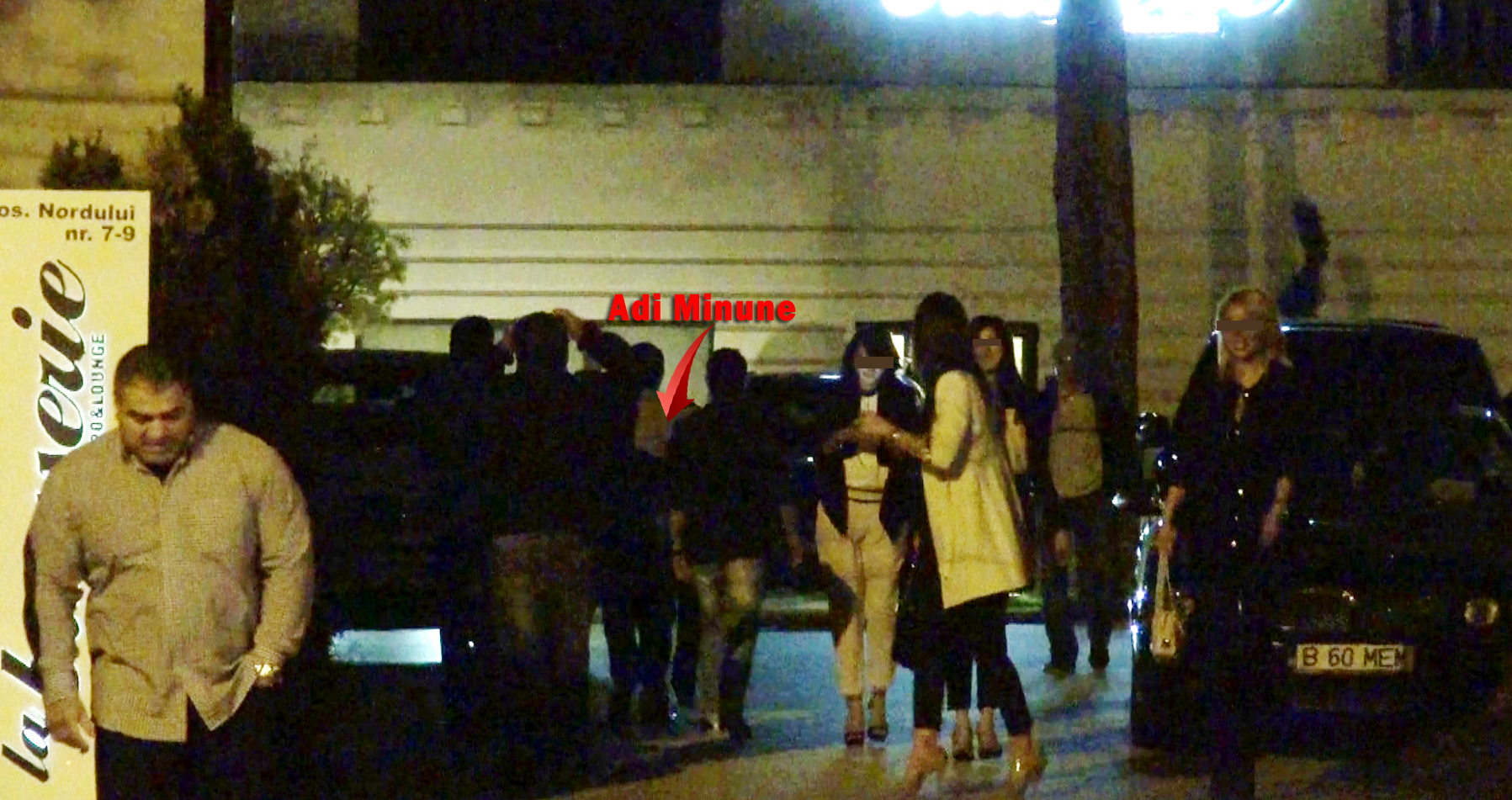 In momentul in care il zaresc, patru domnisoare de bani gata, care se pregateau sa incheie noaptea fac stanga imprejur dupa el aplaudandu-l