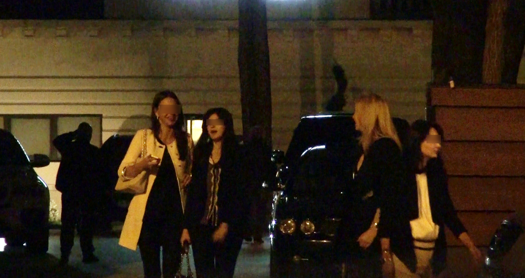 Trei dintre ele hotarasc instant sa se intoarca in local, insa a patra opune rezistenta