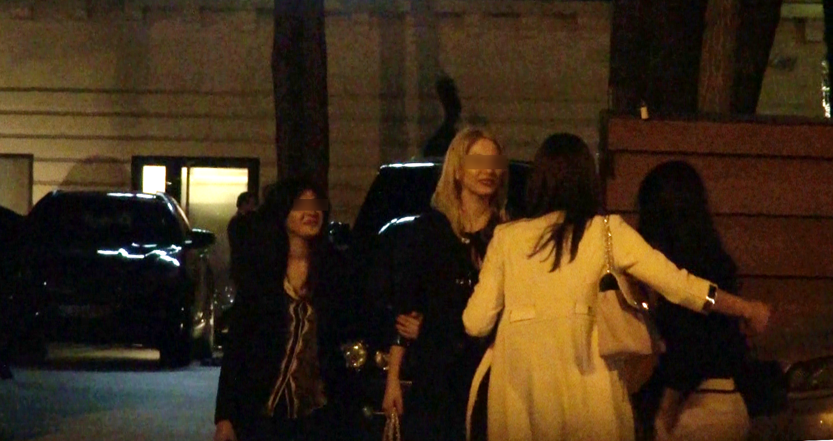 Dar, impresionata de rugaminti fierbinti, se lasa luata pe sus de amicele ei si condusa catre local