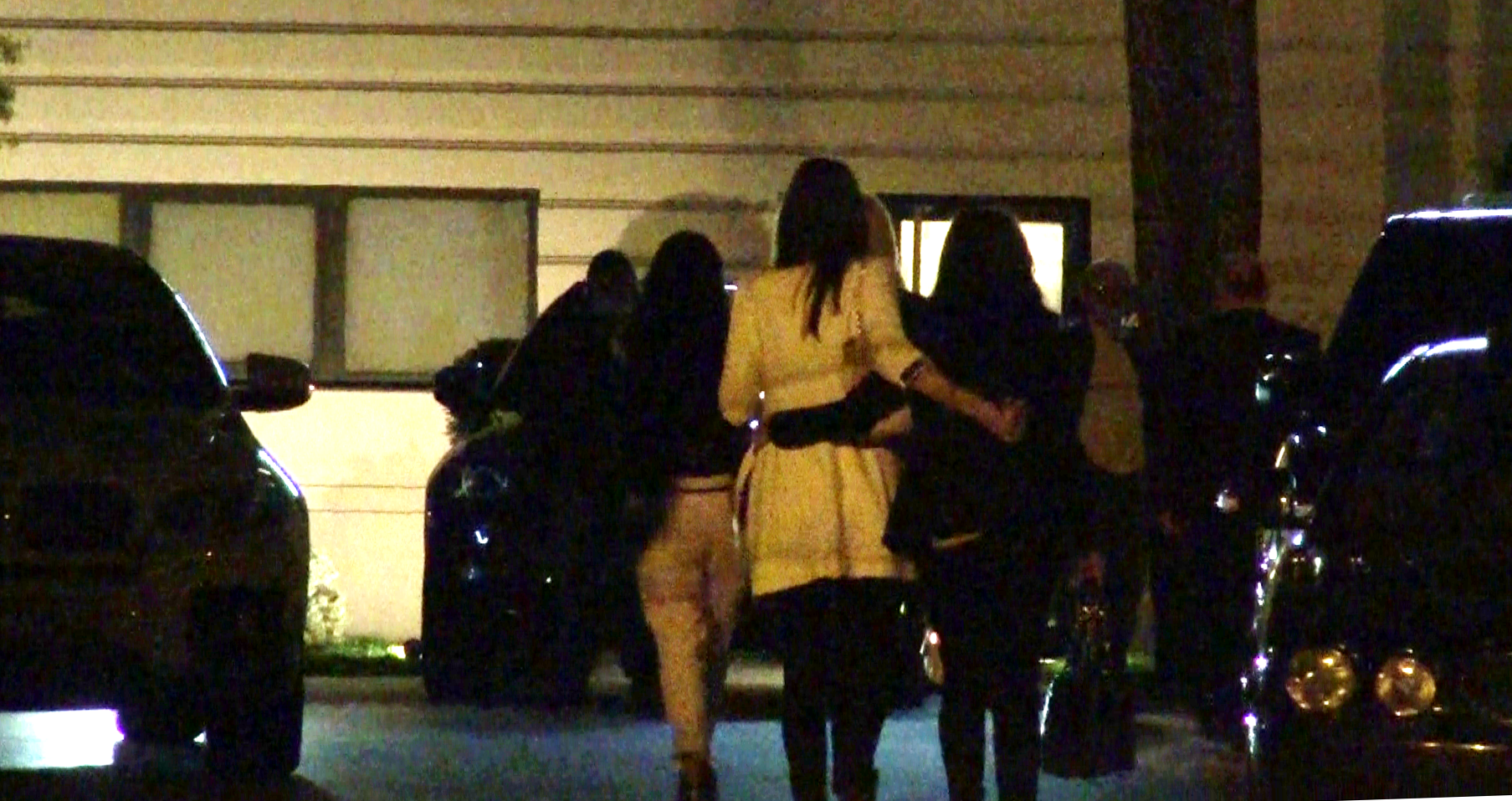 Voiase, fetele intra in local, pregatite de un dans si o manea