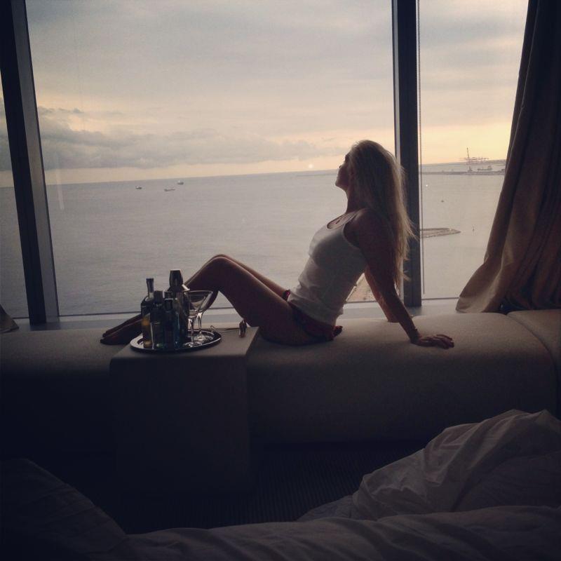 Vica s-a lasat fotografiata de amica ei intr-o ipostaza sexy, in camera de hotel