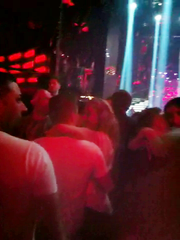 Tanara statea lipita de gatul lui Laurentiu de teama ca acesta sa nu flirteze cu alta femeie