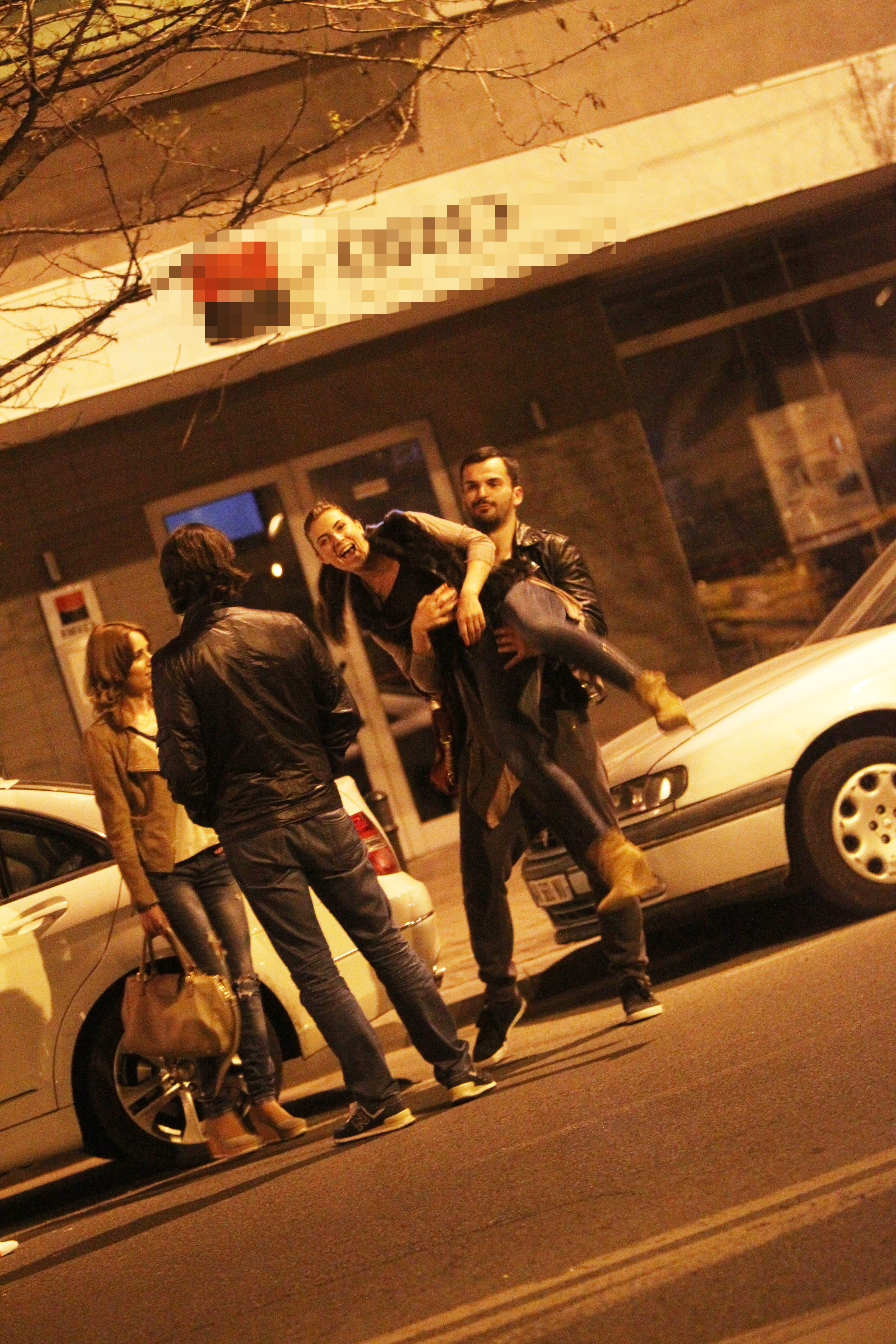 Sportivul o ia in brate pe iubita lui