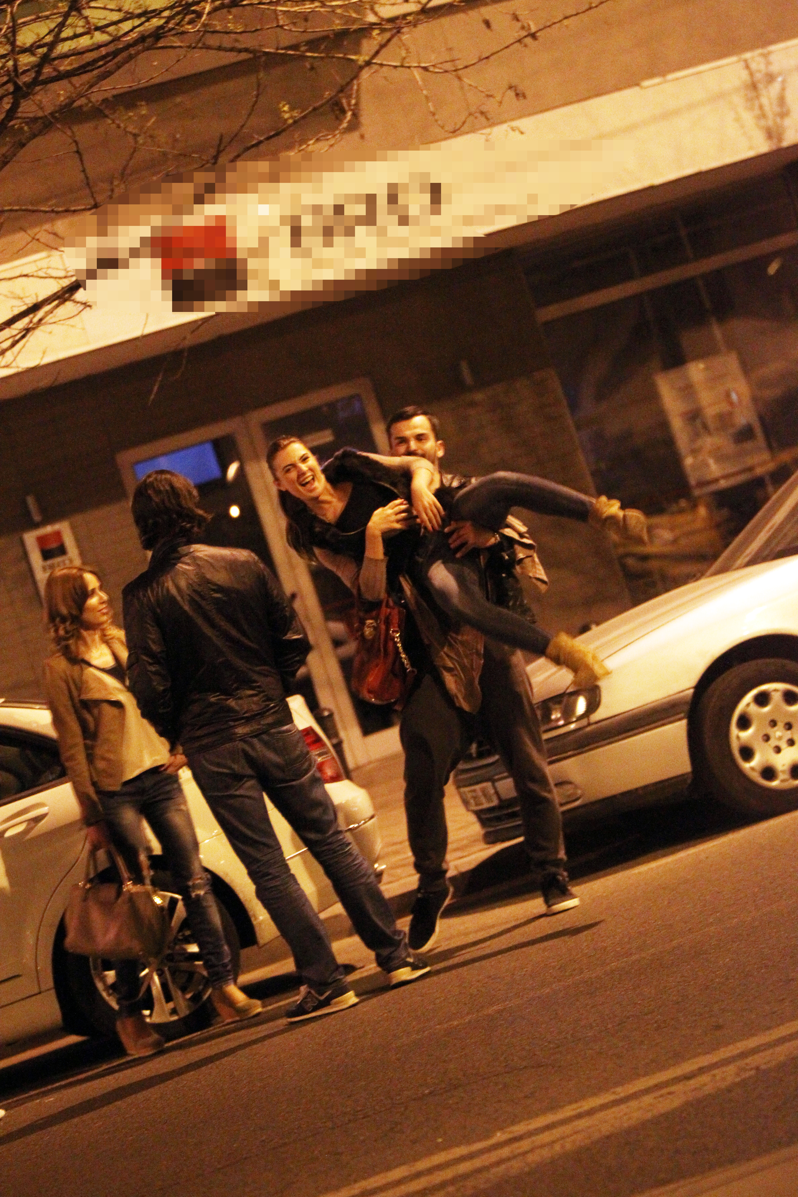 Tanara rade copios in timp ce Novanc ii atinge zonele intime