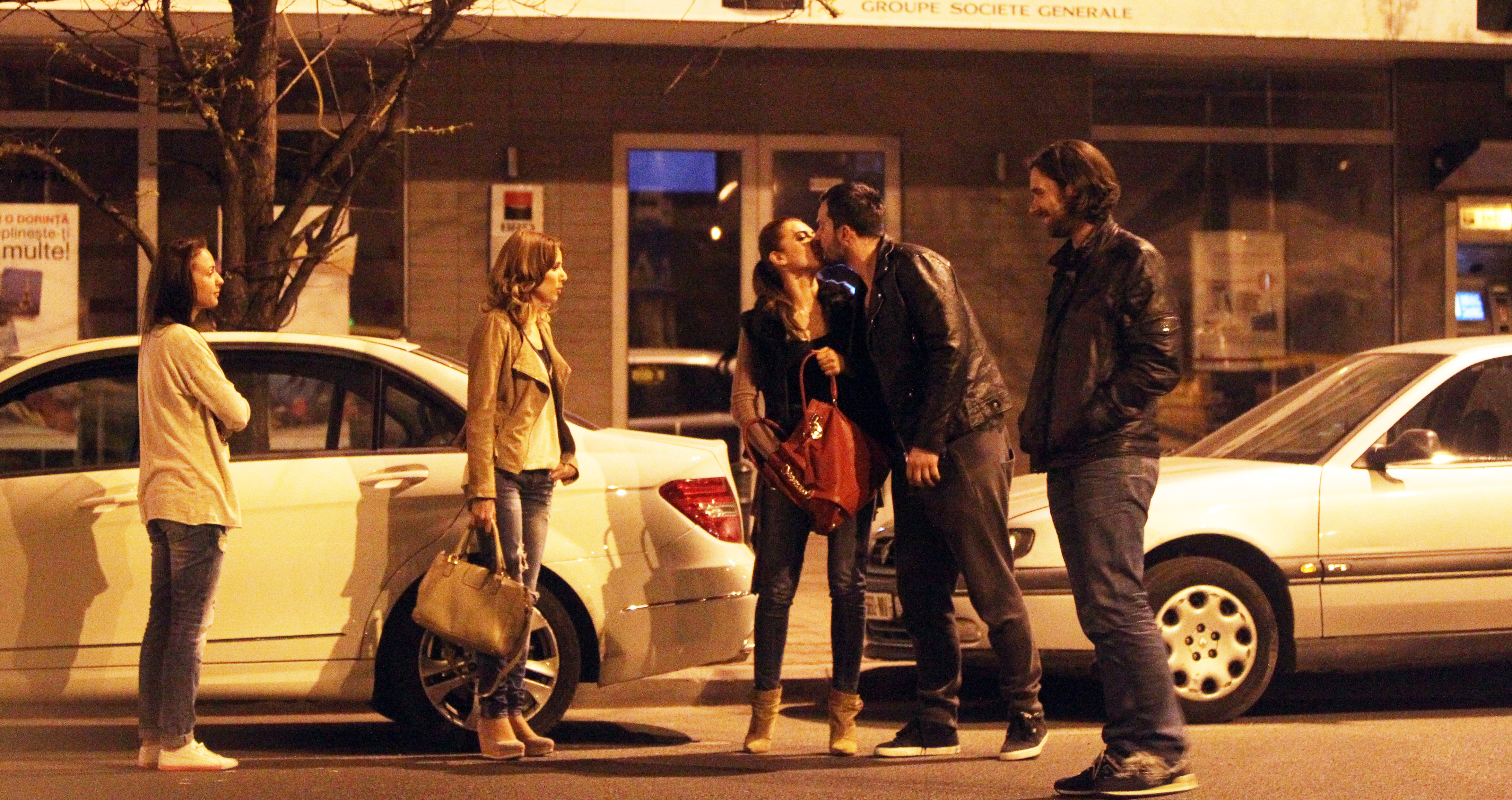 Cei doi se pupa de despartire