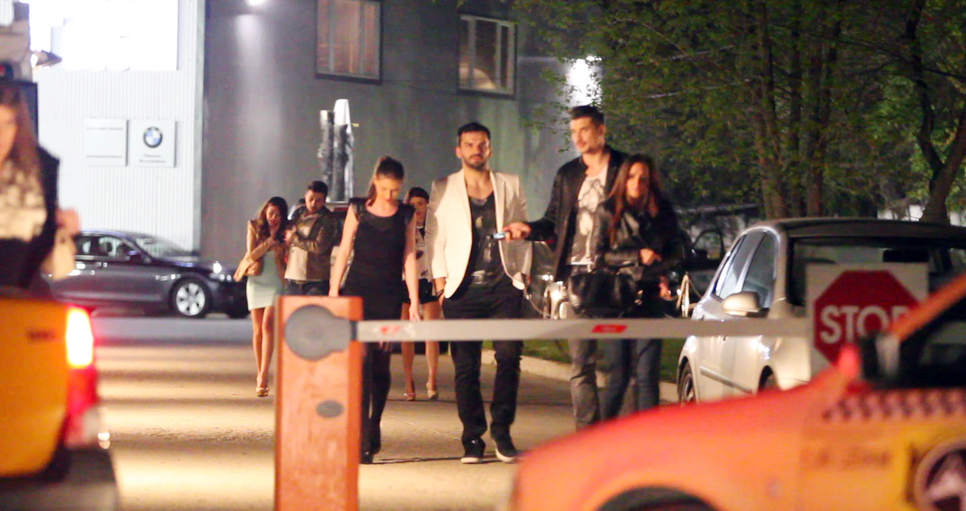 Seara, Marius a iesit la club alaturi de noua prietena si un alt cuplu