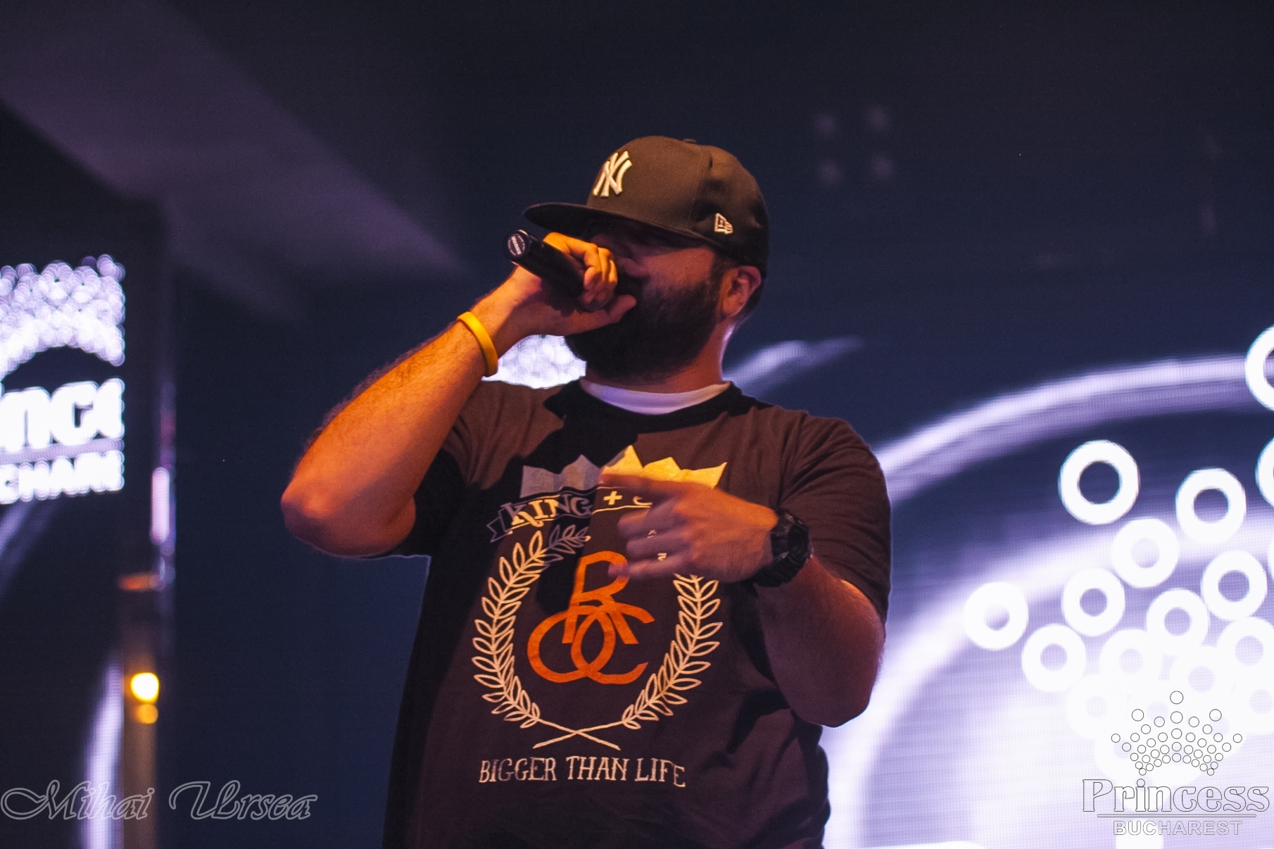 Artistul a facut tot poisibilul sa isi ascunda fata trista si obosita in timpul concertului