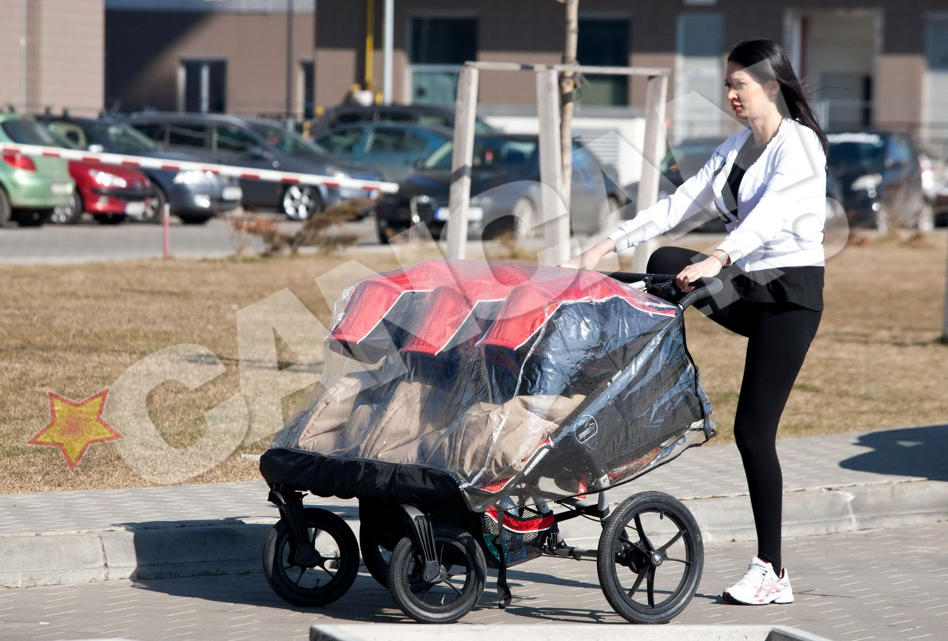 Nicoleta si-a revenit in forma rapid si isi plimba tripletii in parc