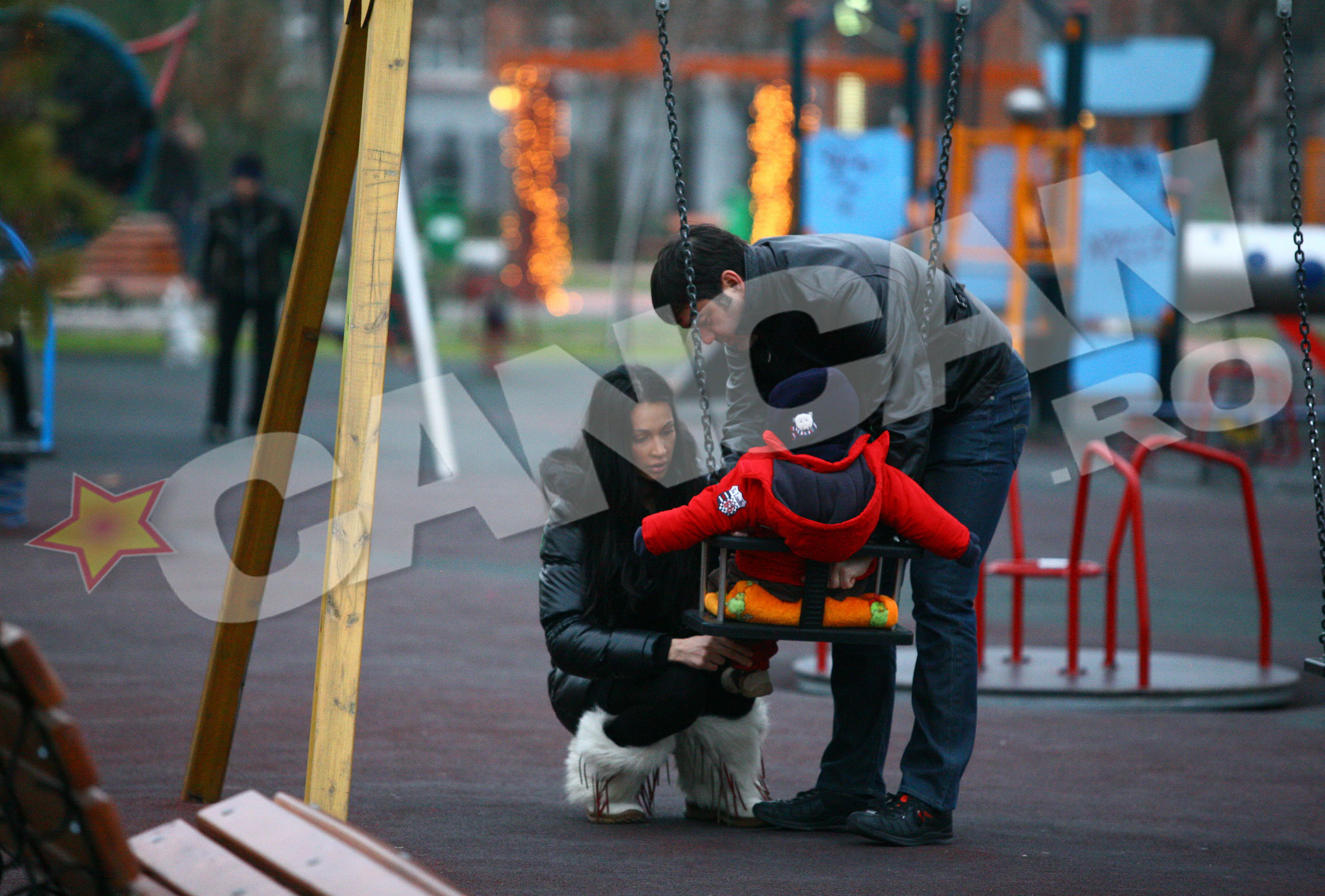 Nicoleta si Zsolt il scoteau pe baietel in parc si aveau mereu grija de el