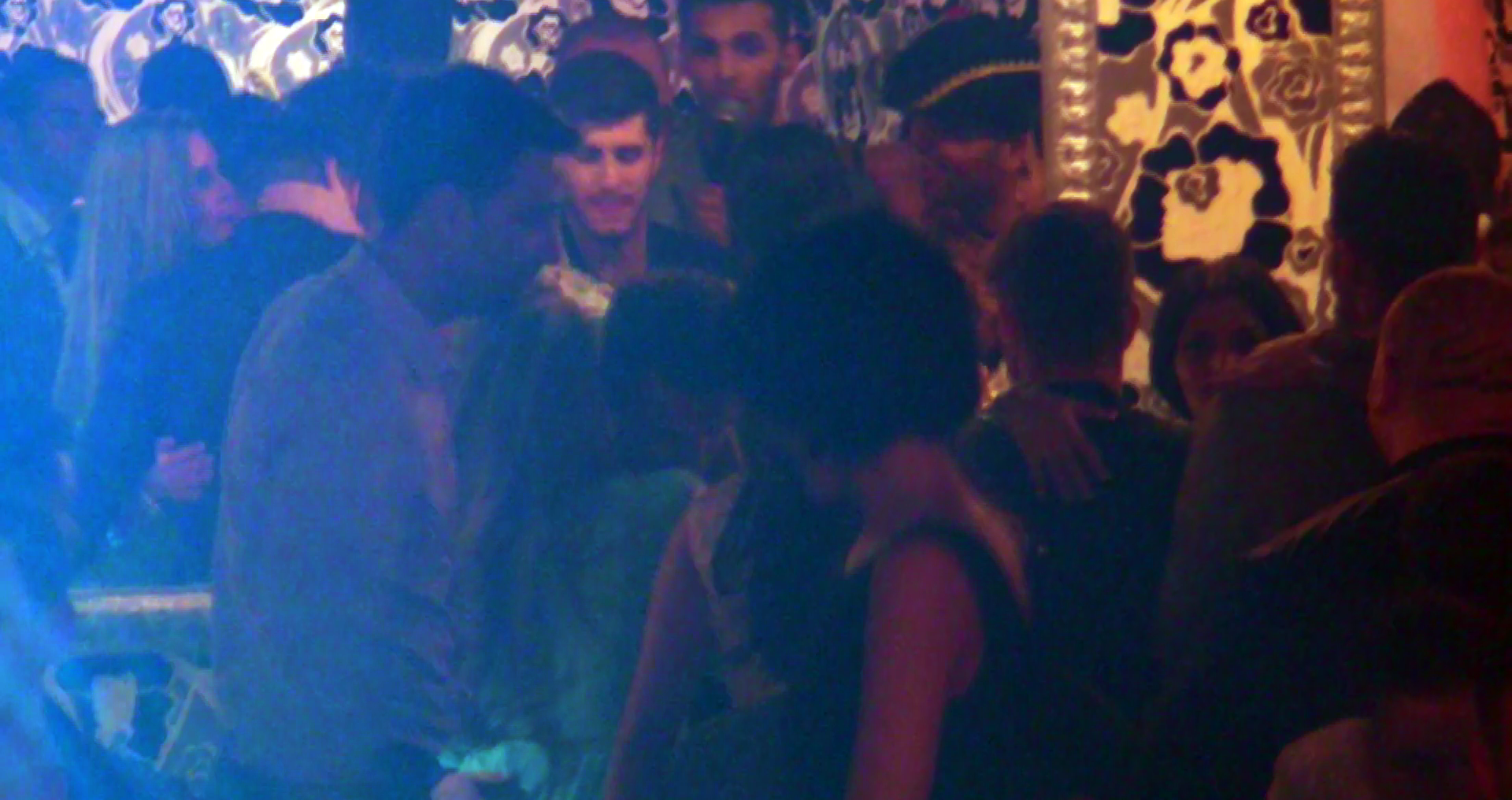 sportivul danseaza si canta alaturi de cei prezenti