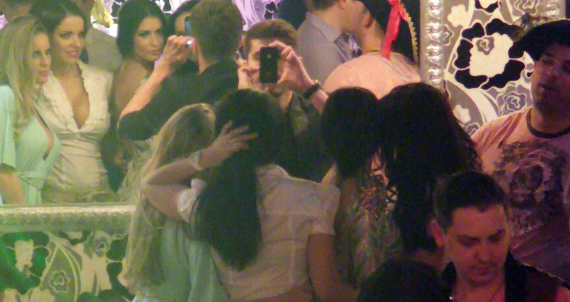 Radut le fotografiaza pe tinere