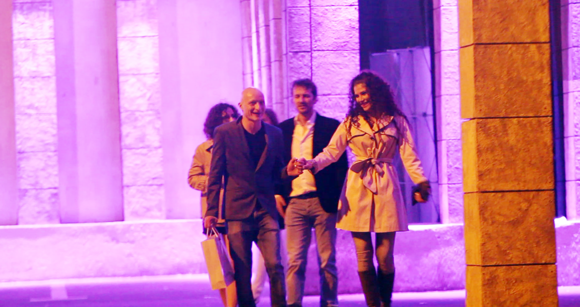 Alina zambeste in timp ce barbatul o tine strans de mana