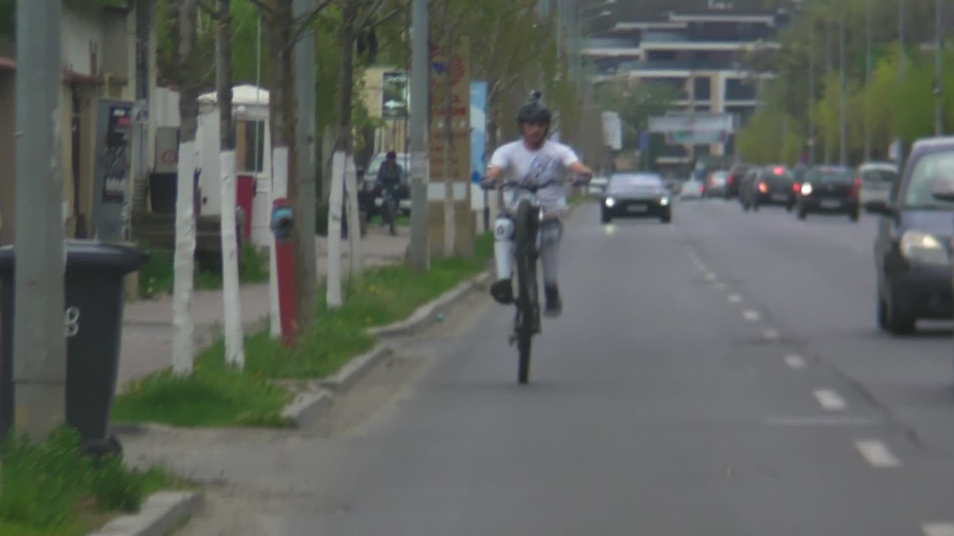 Sorin nu se teme ca ar putea sa cada si merge cativa zeci de metri pe roata din spate