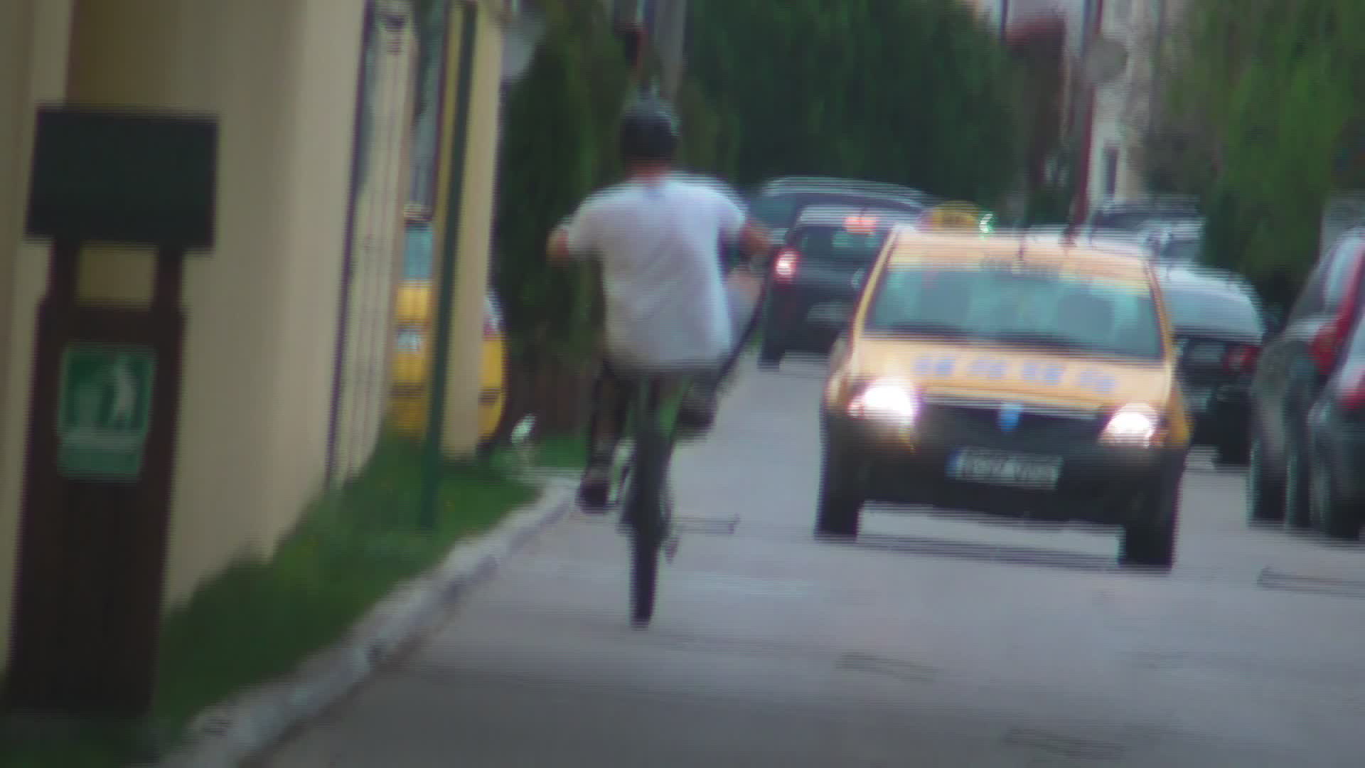 Sorin merge cu viteza cu bicicleta si nu se teme ca din fata vin masini