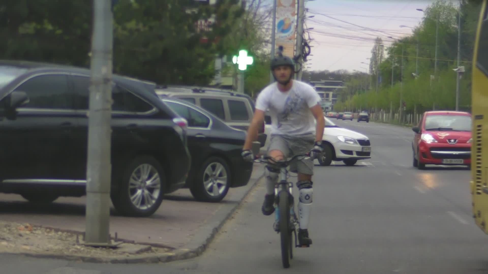 Sorin are in cap casca de protectie, pe care a atasat o camera de luat vederi