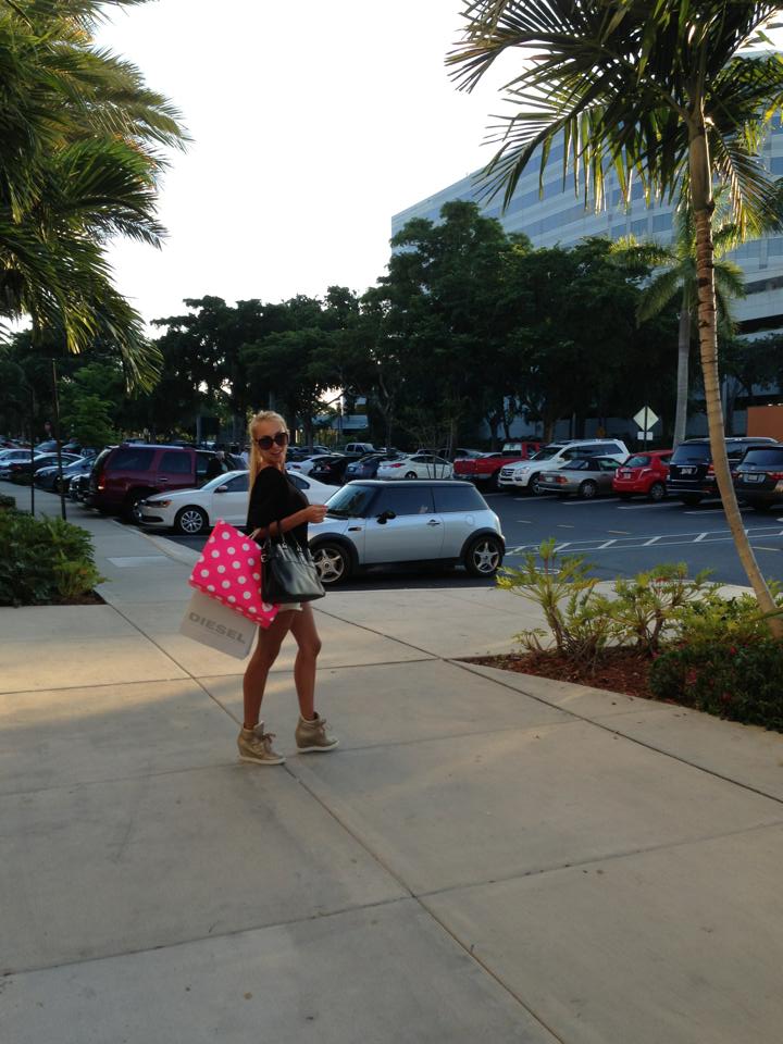 Andreea face saptamanal cumparaturi din cele mai exclusiviste magazine