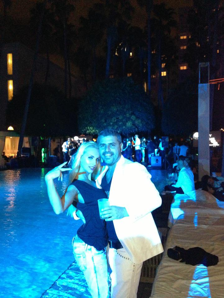 Blondina si iubitul sau merg din cand in cand la petreceri fastuoase