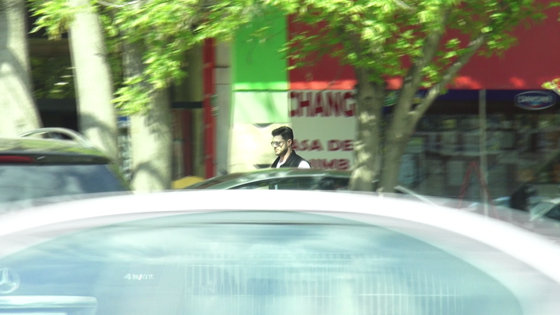 Victor a oprit la o casa de schimb valutar pentru a face ros de suma necesara reviziei, in lei