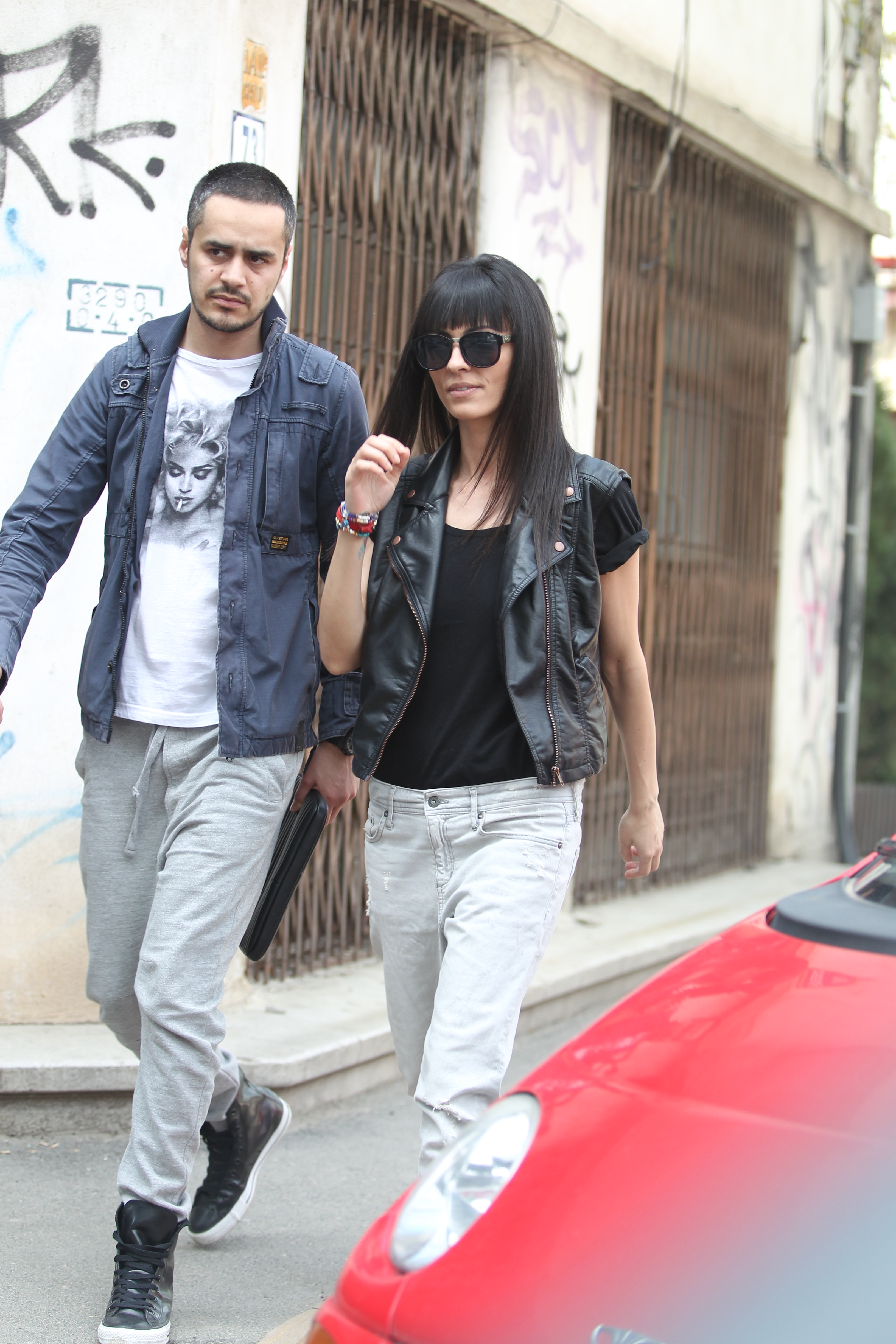 Luni, a decis sa-si schimbe imaginea, iar iubitul ei a insotit-o la salon