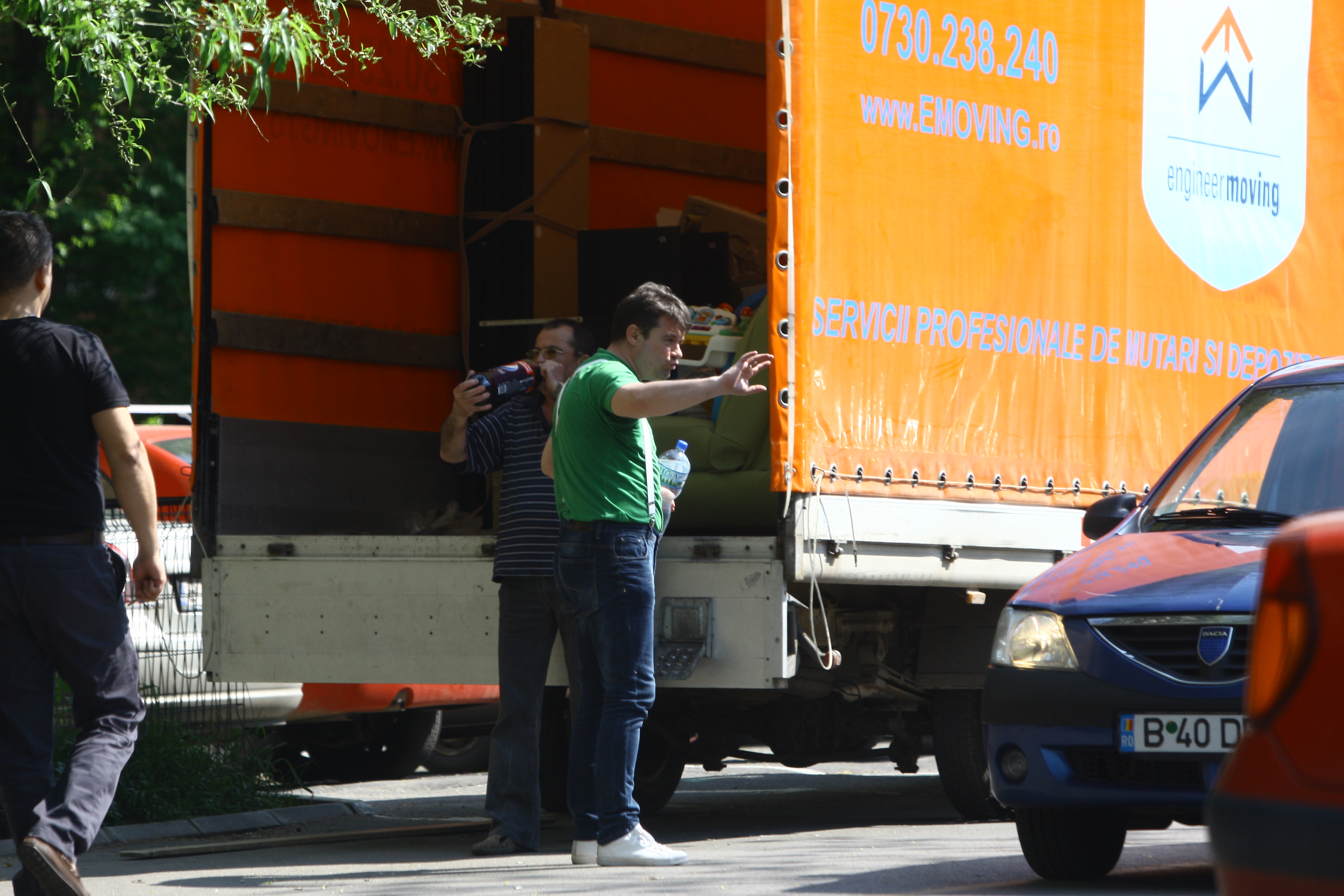 Prezentatorul Tv da indicatii celor care il ajuta cu caratul mobilei