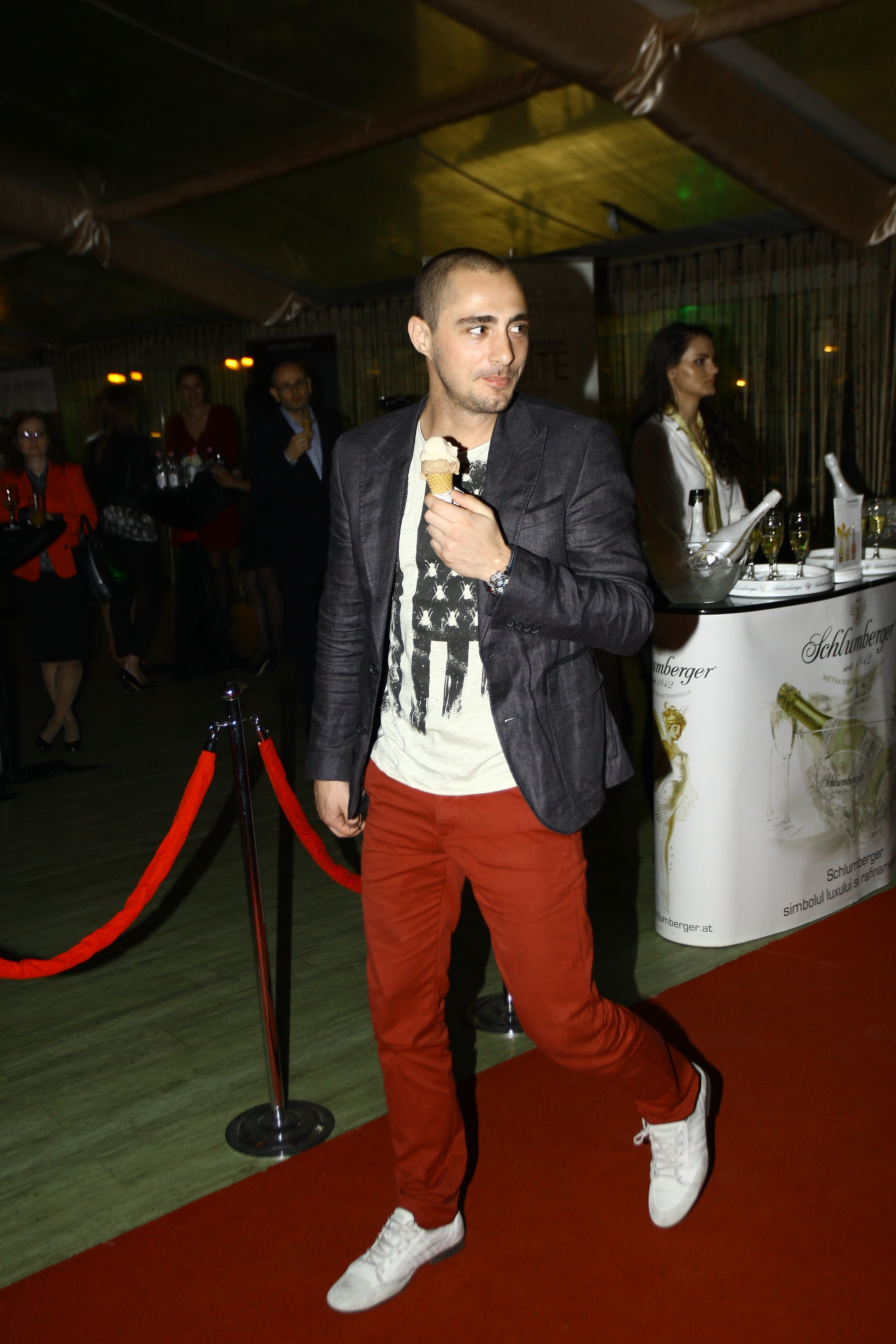 Vladimir a mancat pofticios dintr-o inghetata