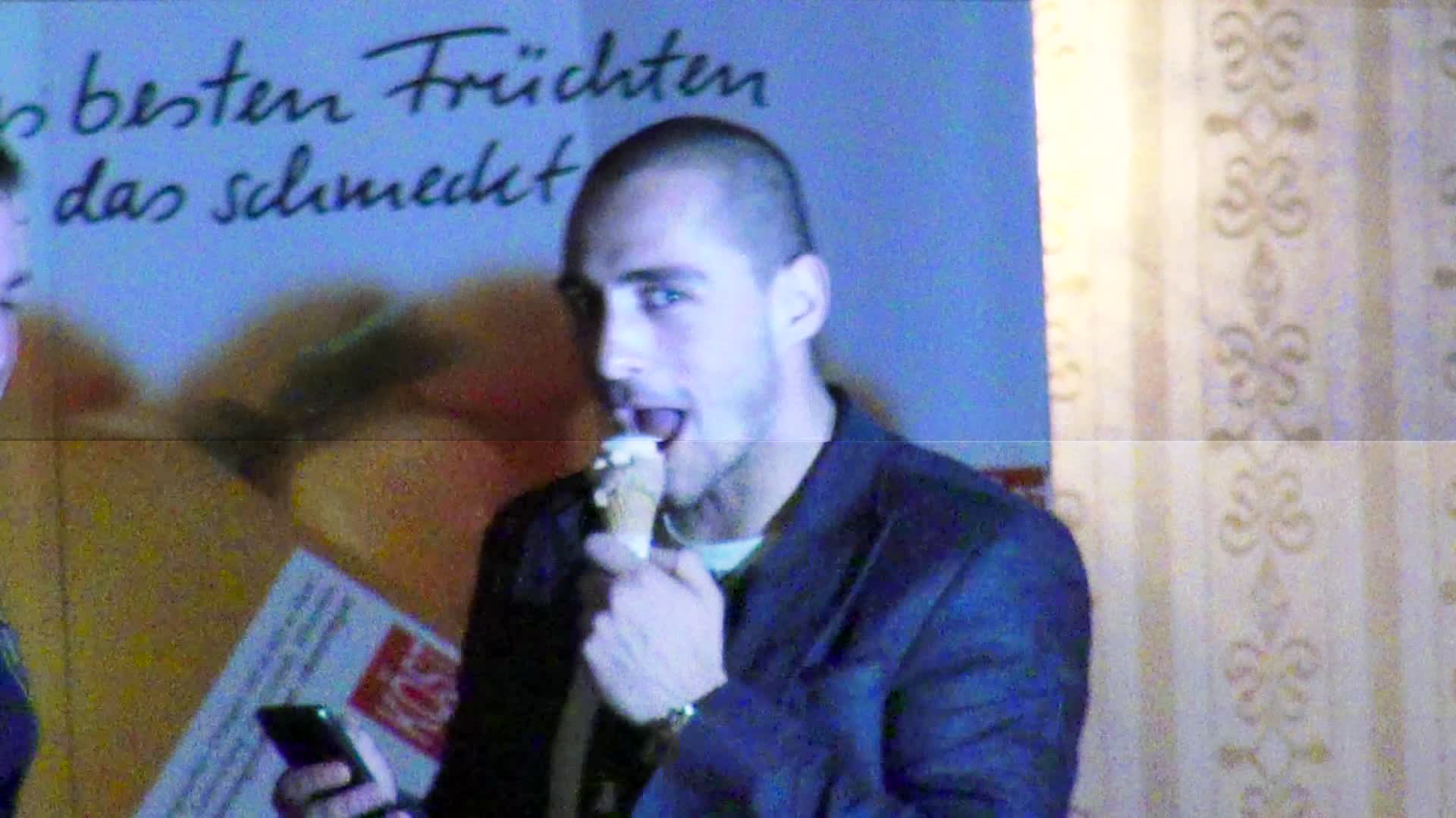 Constient ca este privit, Vladimir a avut grija sa ofere doamnelor si domnisoarelor un spectacol putin...erotic