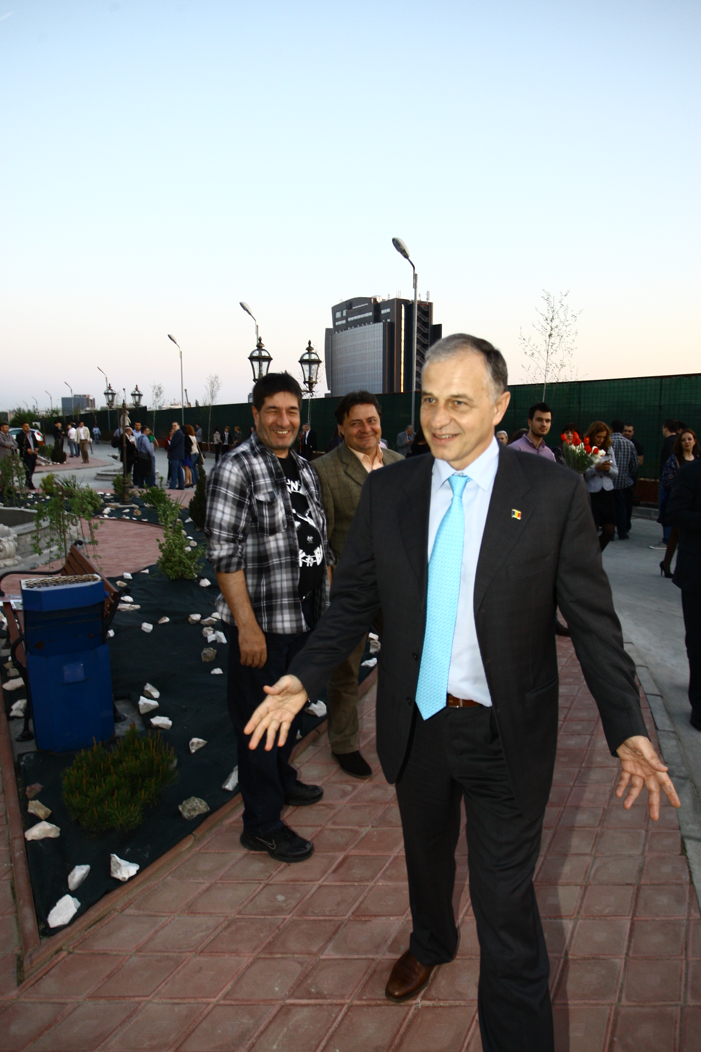 Mircea Geoana si-a facut aparitia extrem de vesel la un eveniment monden, miercuri seara