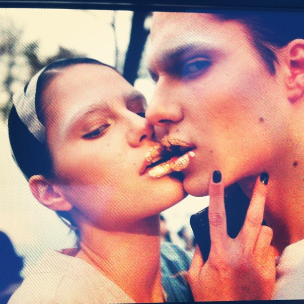 Maria a postat pe Facebook o serie de fotografii surprinzatoare in care apare in ipostaze controversate cu fratele ei