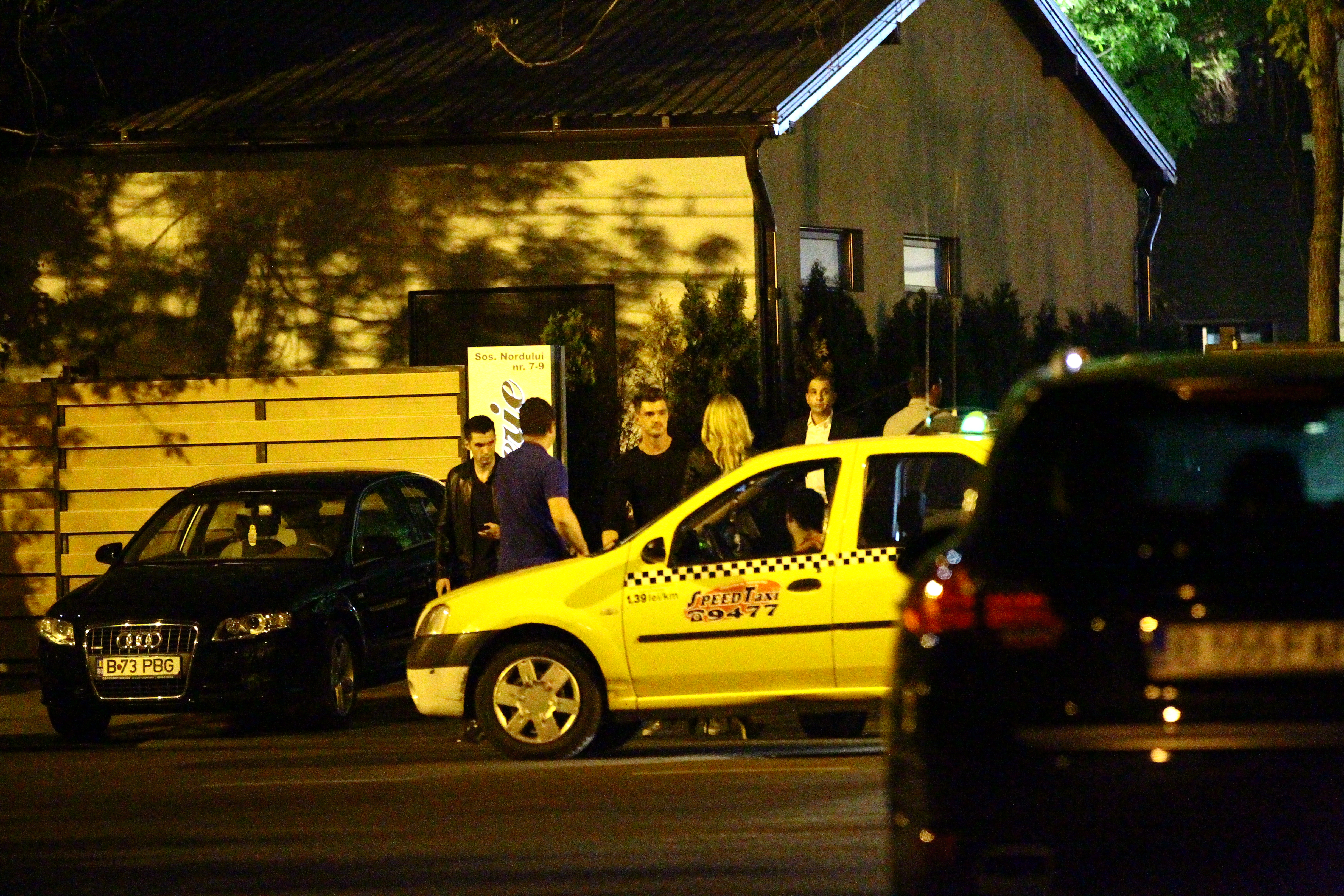 Vladau a iesit din local insotit de o blonda aratoasa