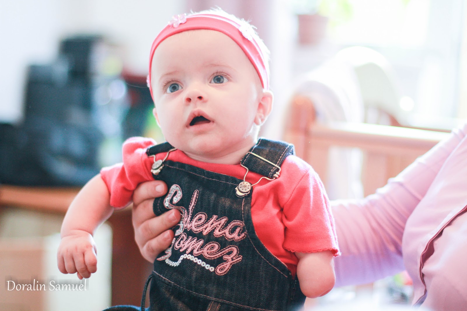 Micuţa Sara s-a născut cu un an si cateva luni în urmă, aducând în familie multă bucurie, dar şi o strângere de inimă.